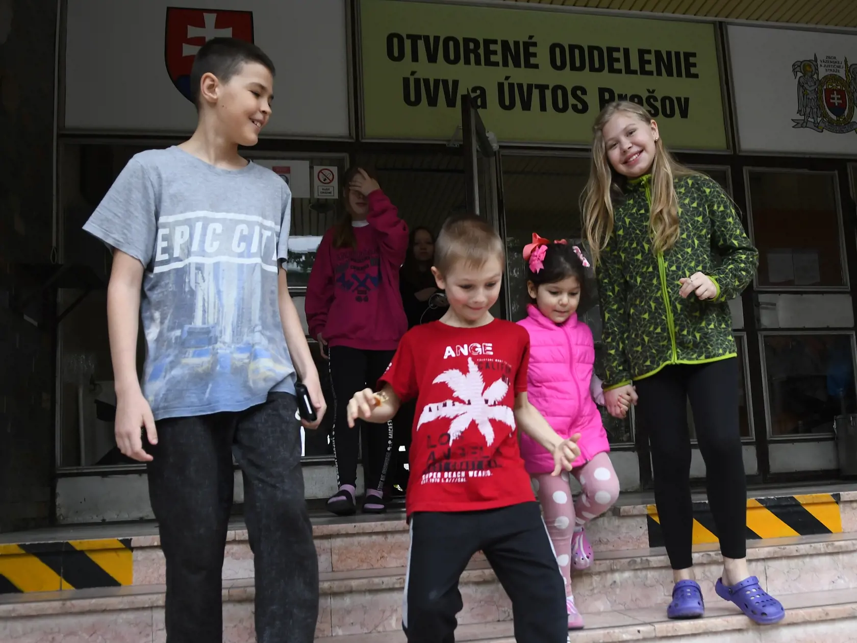 Celkovo 131 utečencov z Ukrajiny je aktuálne ubytovaných v Otvorenom oddelení Ústavu na výkon väzby (ÚVV) a Ústavu na výkon trestu odňatia slobody (ÚVTOS) na prešovskom sídlisku Šváby. Kapacita zariadenia je 151 ľudí, donedávna tam bolo 54 odsúdených, ktorých premiestnili na oddelenie v Sabinove. Na snímke ukrajinské deti pred vchodom do jednej z budov otvoreného oddelenia ÚVV ÚVTOS Prešov. Prešov, 5. apríla 2022. FOTO TASR – Milan Kapusta
