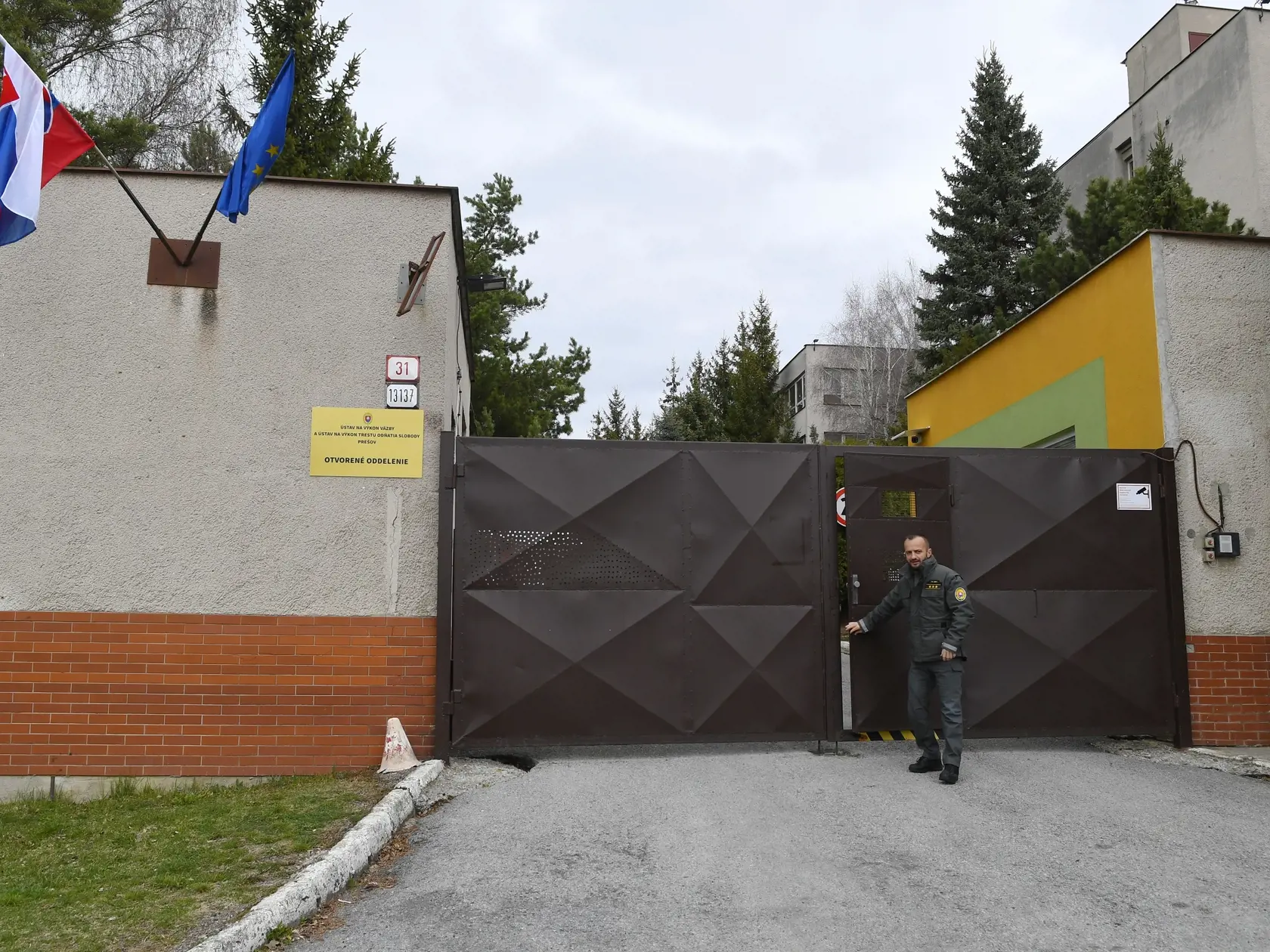 Celkovo 131 utečencov z Ukrajiny je aktuálne ubytovaných v Otvorenom oddelení Ústavu na výkon väzby (ÚVV) a Ústavu na výkon trestu odňatia slobody (ÚVTOS) na prešovskom sídlisku Šváby. Kapacita zariadenia je 151 ľudí, donedávna tam bolo 54 odsúdených, ktorých premiestnili na oddelenie v Sabinove. Na snímke vchod do otvoreného oddelenia ÚVV ÚVTOS Prešov, 5. apríla 2022. FOTO TASR – Milan Kapusta
