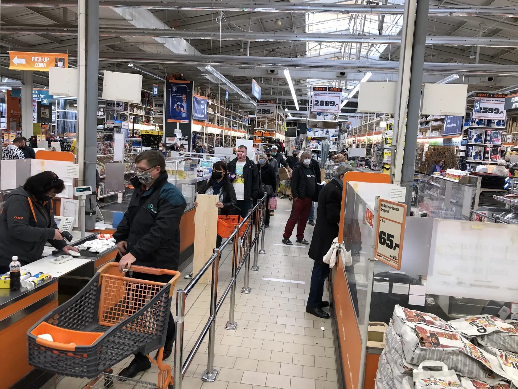 Hovorí sa, že zo všetkých našich susedov sú nám najbližšie Česi, no dúfajme, že práve v tomto prípade to tak nie je. „Sme nepoučiteľní,“ lamentuje český minister zdravotníctva Roman Prymula nad správaním svojich krajanov.
