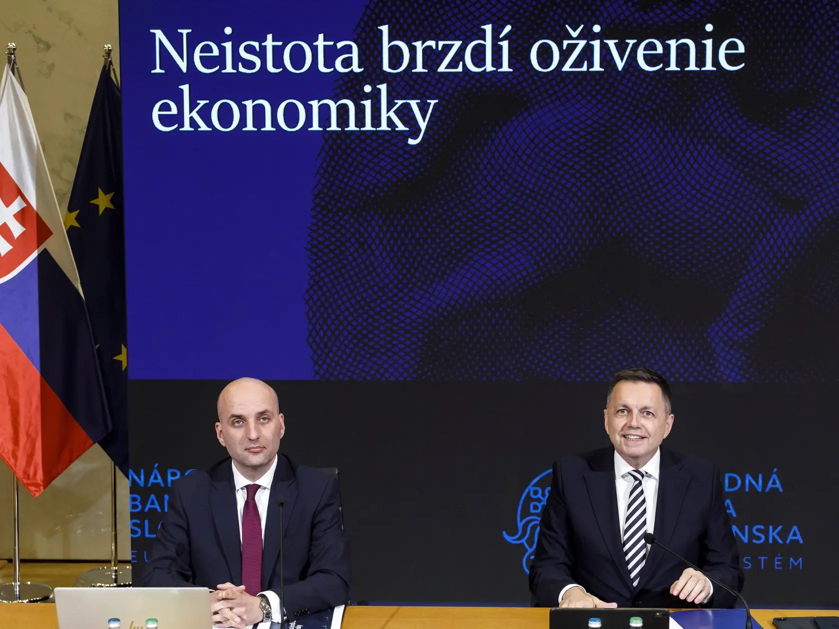 Na snímke zľava hlavný ekonóm Národnej banky Slovenska Michal Horváth a guvernér Národnej banky Slovenska Peter Kažimír počas tlačovej konferencie Národnej banky Slovenska na tému ekonomický a menový vývoj NBS - jar 2025. V Bratislave 25. marca 2025. FOTO TASR - Dano Veselský
