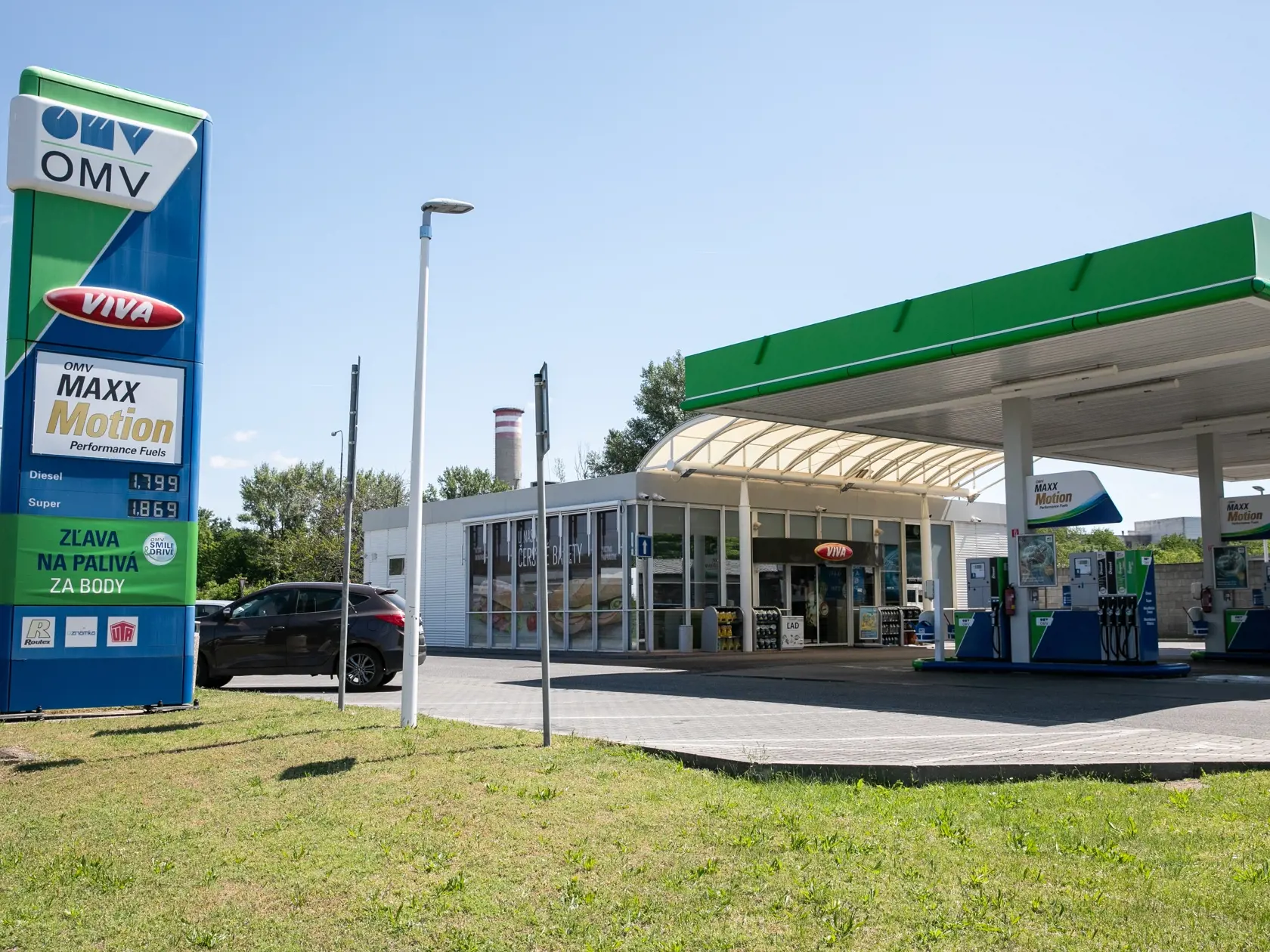 Ceny nafty a benzínu opäť klesnú.