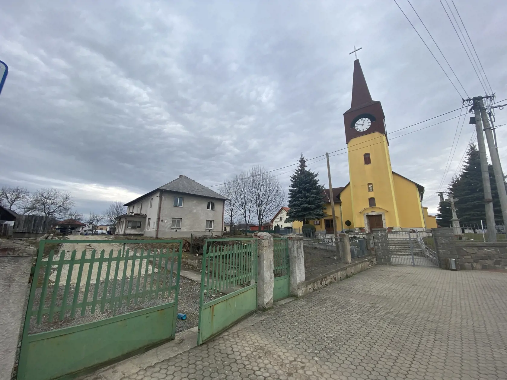 Malý kaštieľ v Ľuboticiach pri Prešove postavili v 17.storočí, je v susedstve tamojšieho kostola Narodenia Panny Márie.