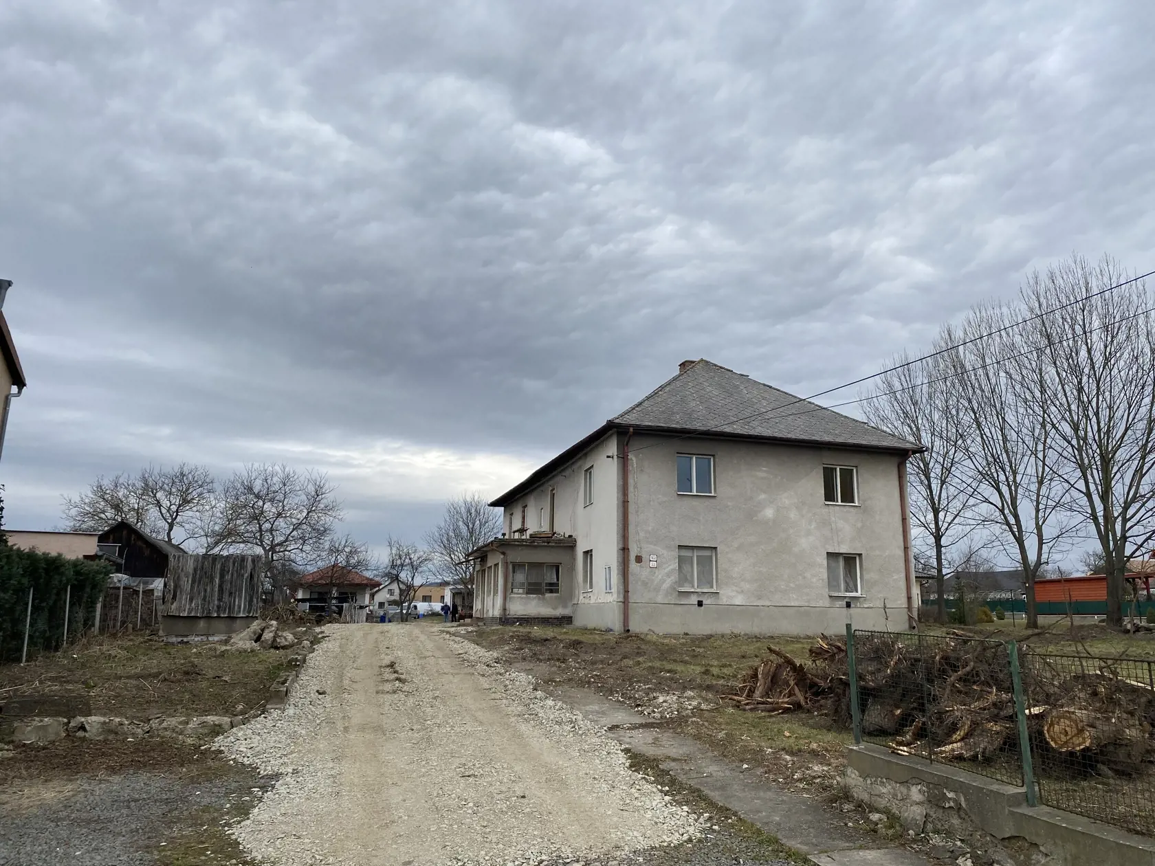 Malý kaštieľ v Ľuboticiach pri Prešove postavili v 17.storočí, v časoch socializmu ho prestavali na rodinný dom.