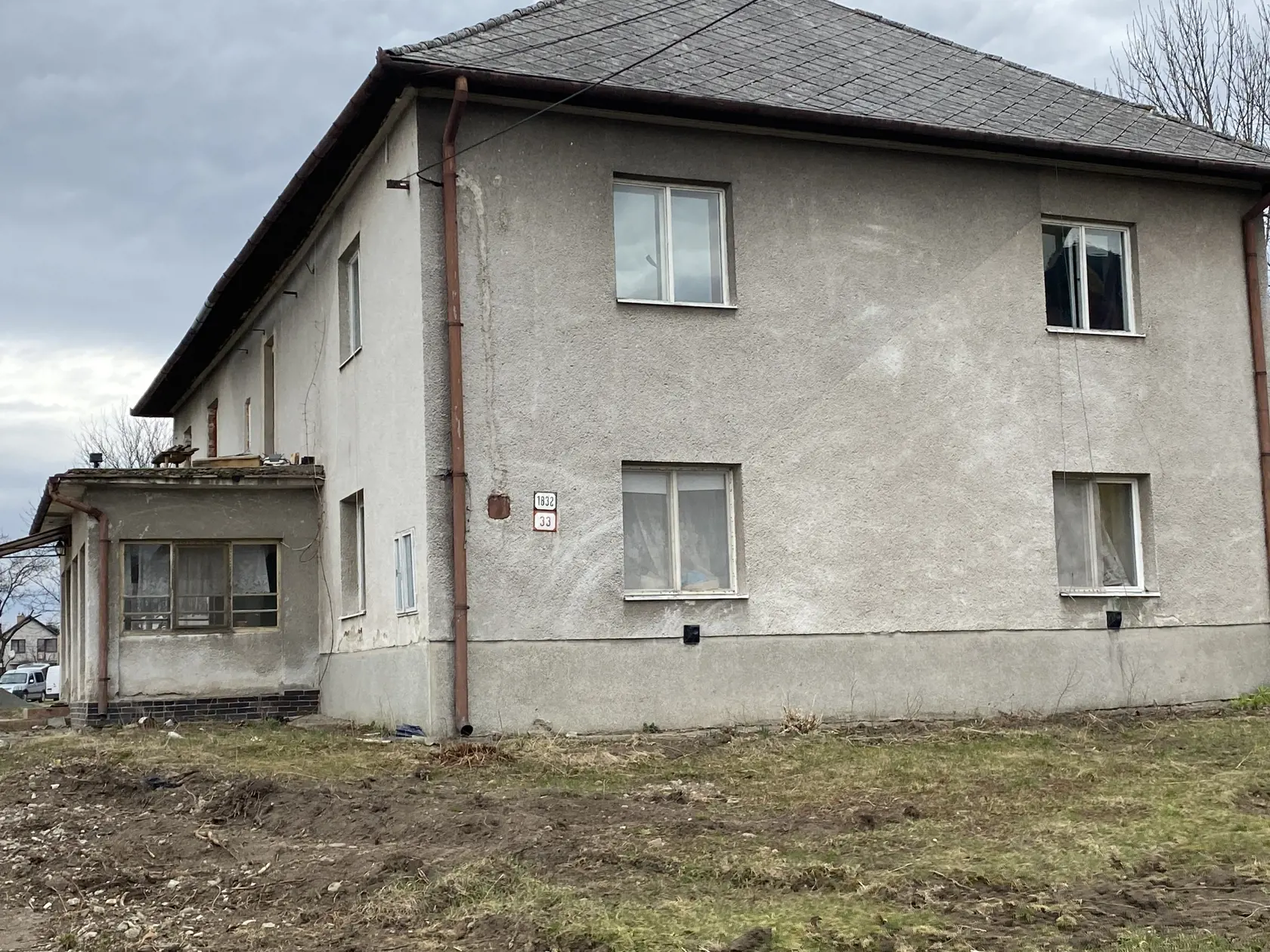 Malý kaštieľ v Ľuboticiach pri Prešove postavili v 17.storočí, v časoch socializmu ho prestavali na rodinný dom.