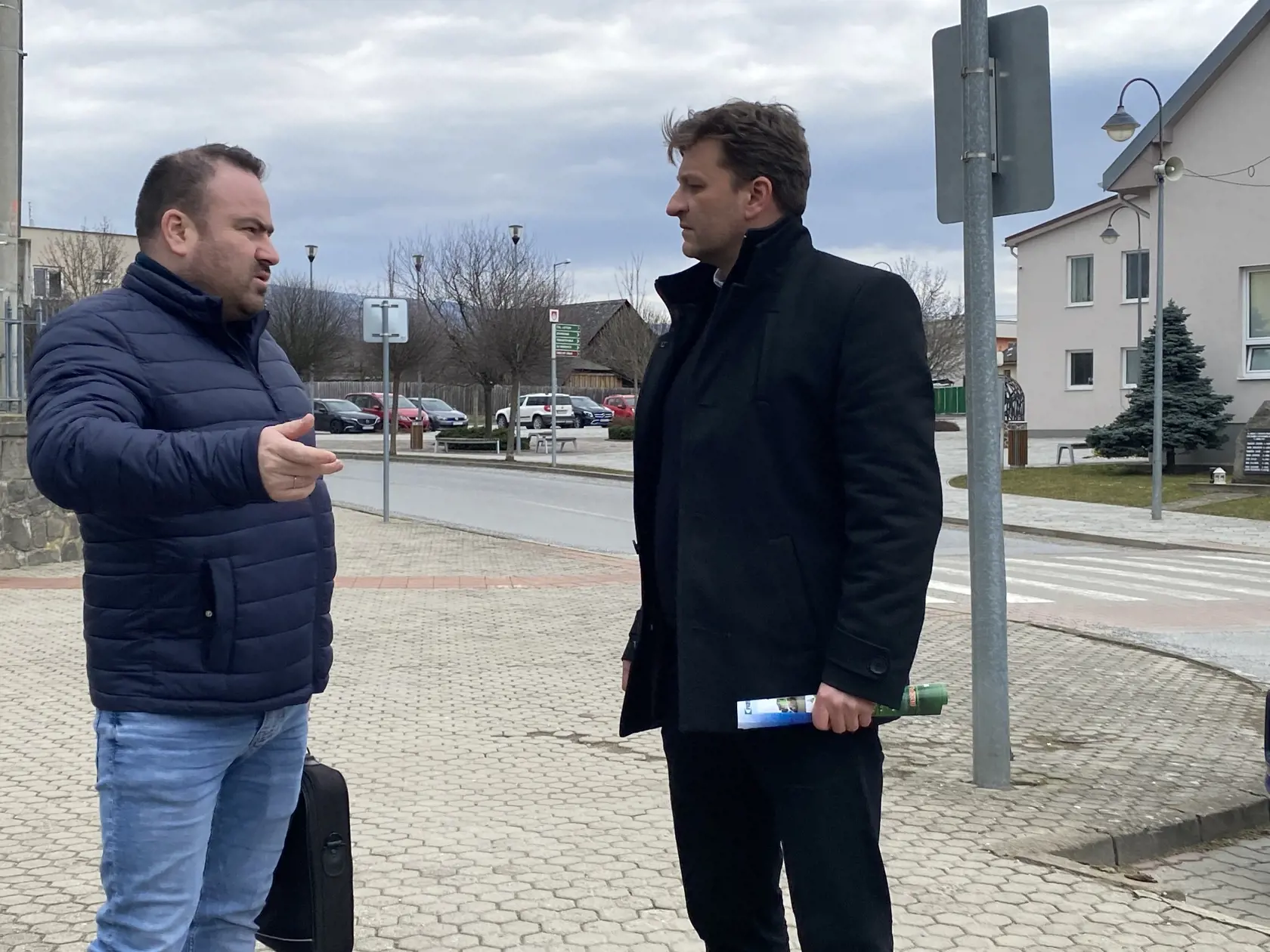 Miestneho kňaza Františka Voľanského (vpravo) sme zastihli na pozemok s mužom, ktorý mal v ruke meriace pásmo.