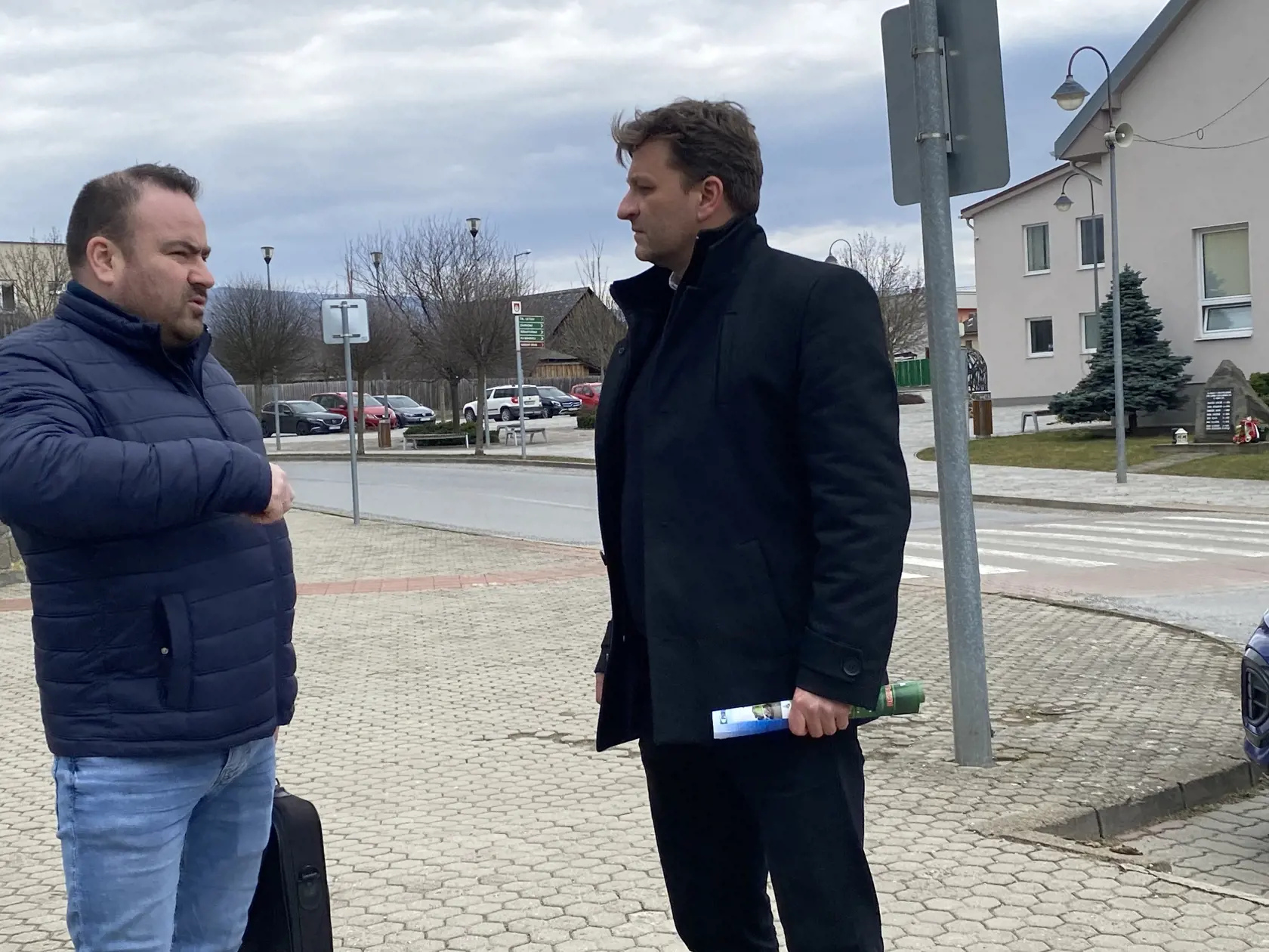 Miestny kňaz František Voľanský (vpravo).