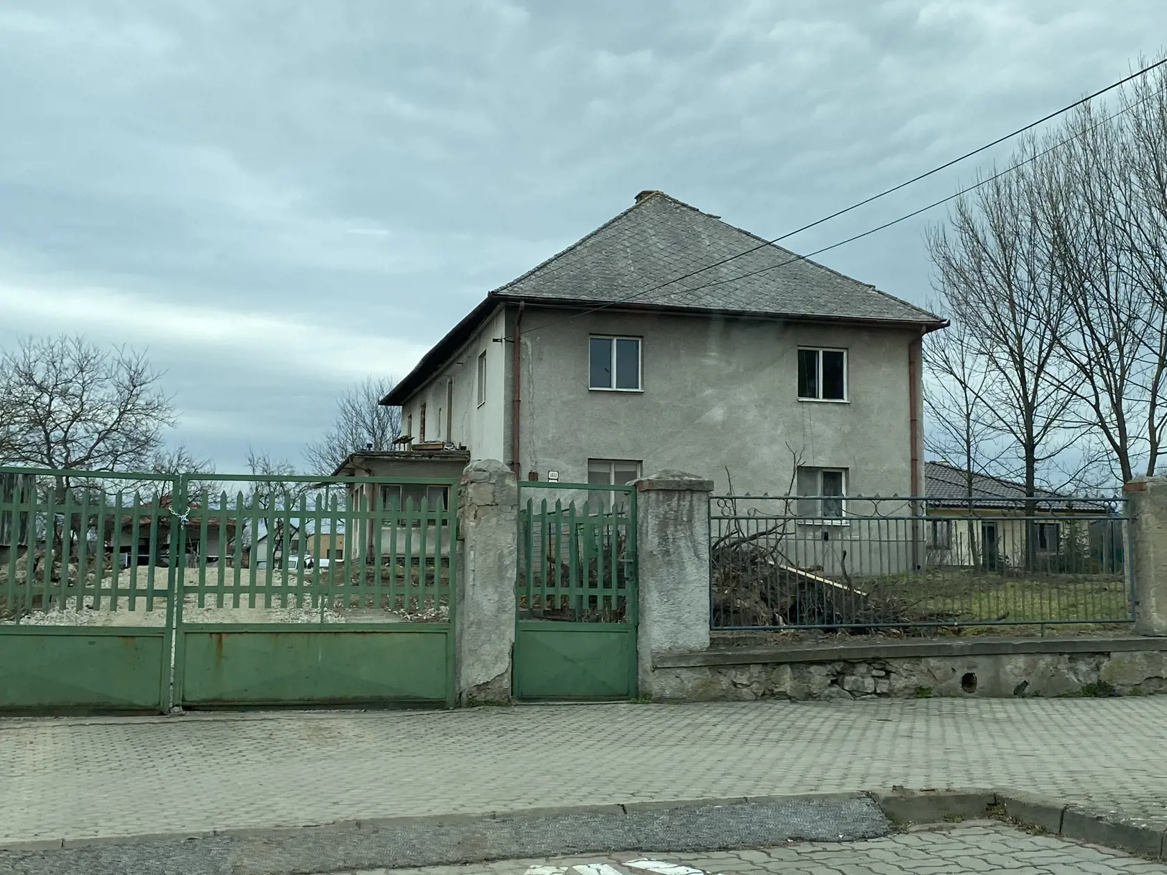 Kaštieľ? Táto stavba ho nepripomína ani z lietadla.