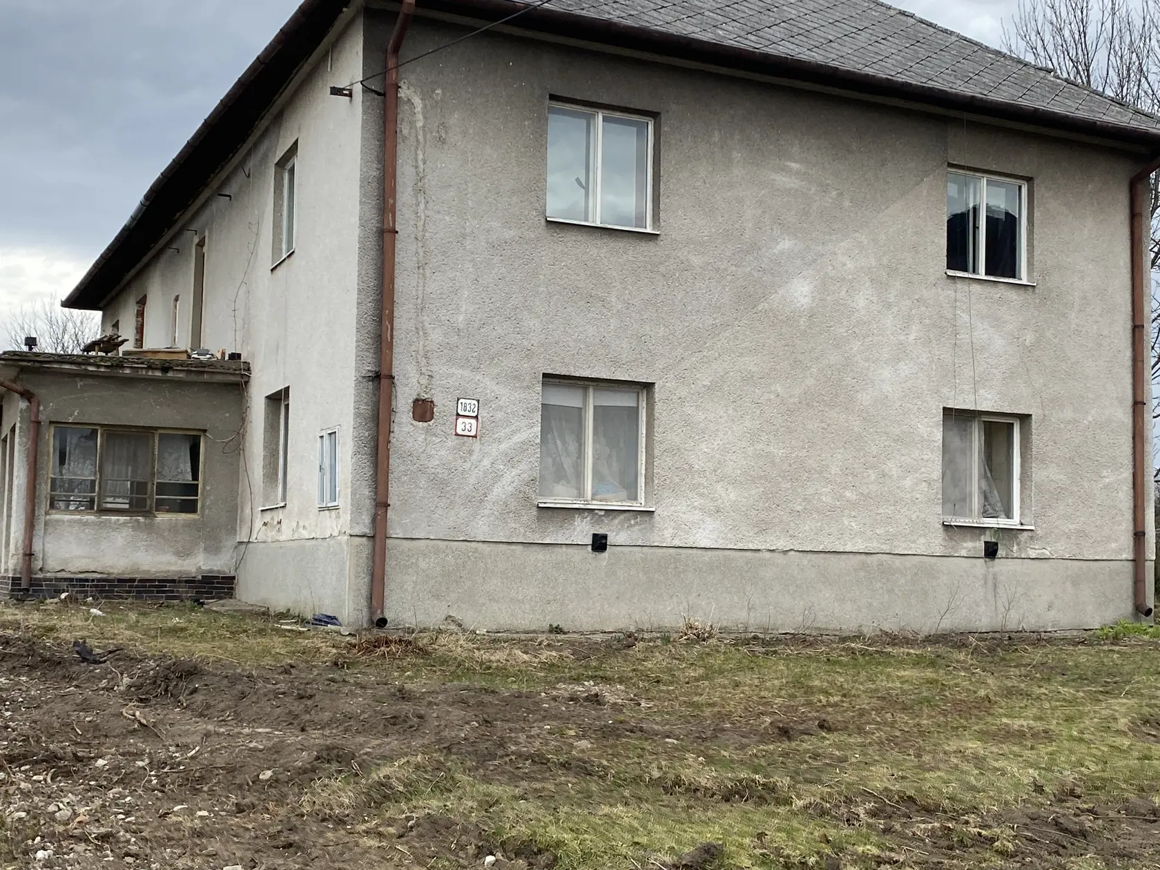 Fasádu kaštieľa zahádzali brizolitom.
