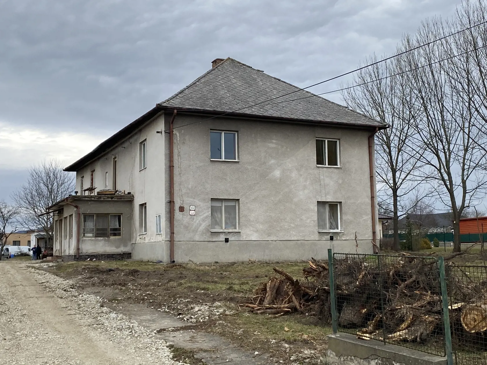 Malý kaštieľ v Ľuboticiach pri Prešove postavili v 17.storočí, v časoch socializmu ho prestavali na rodinný dom.
