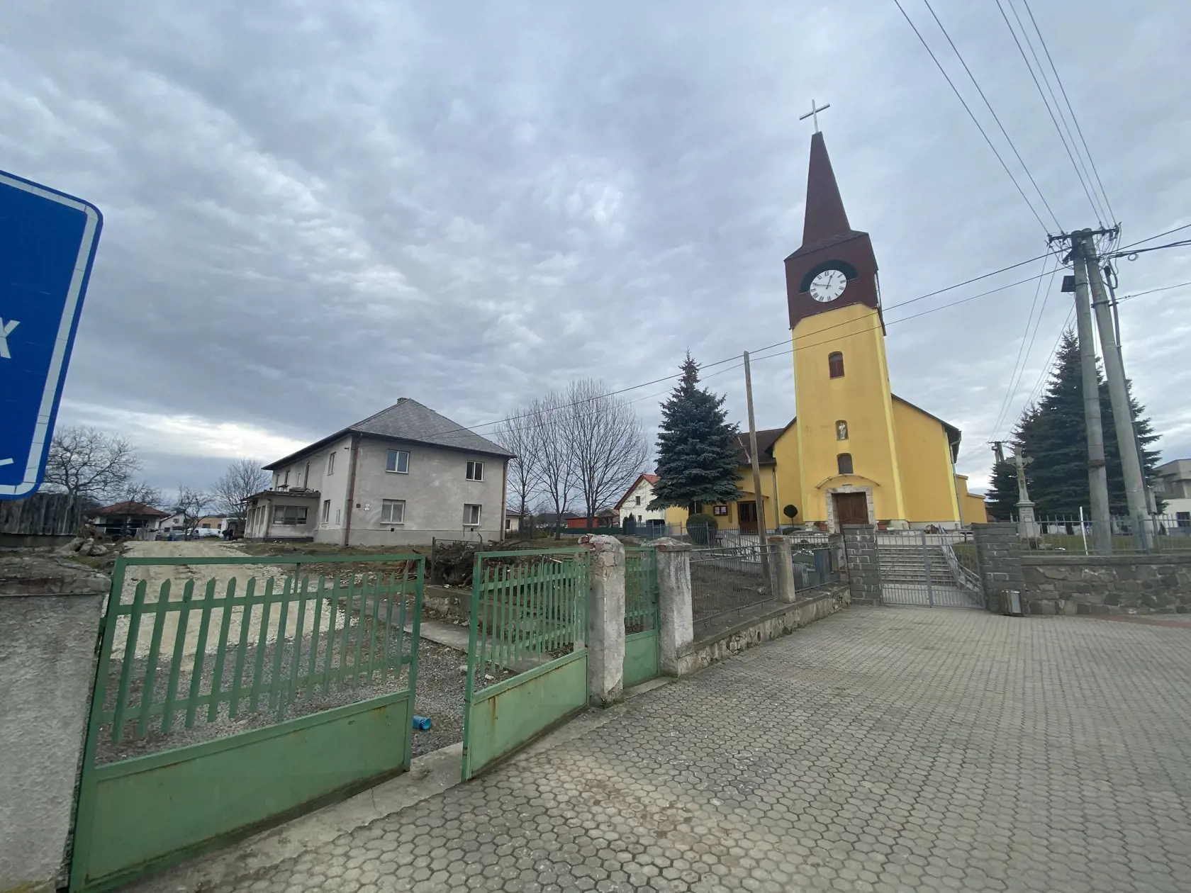 Malý kaštieľ v Ľuboticiach pri Prešove postavili v 17.storočí, je v susedstve tamojšieho kostola Narodenia Panny Márie.