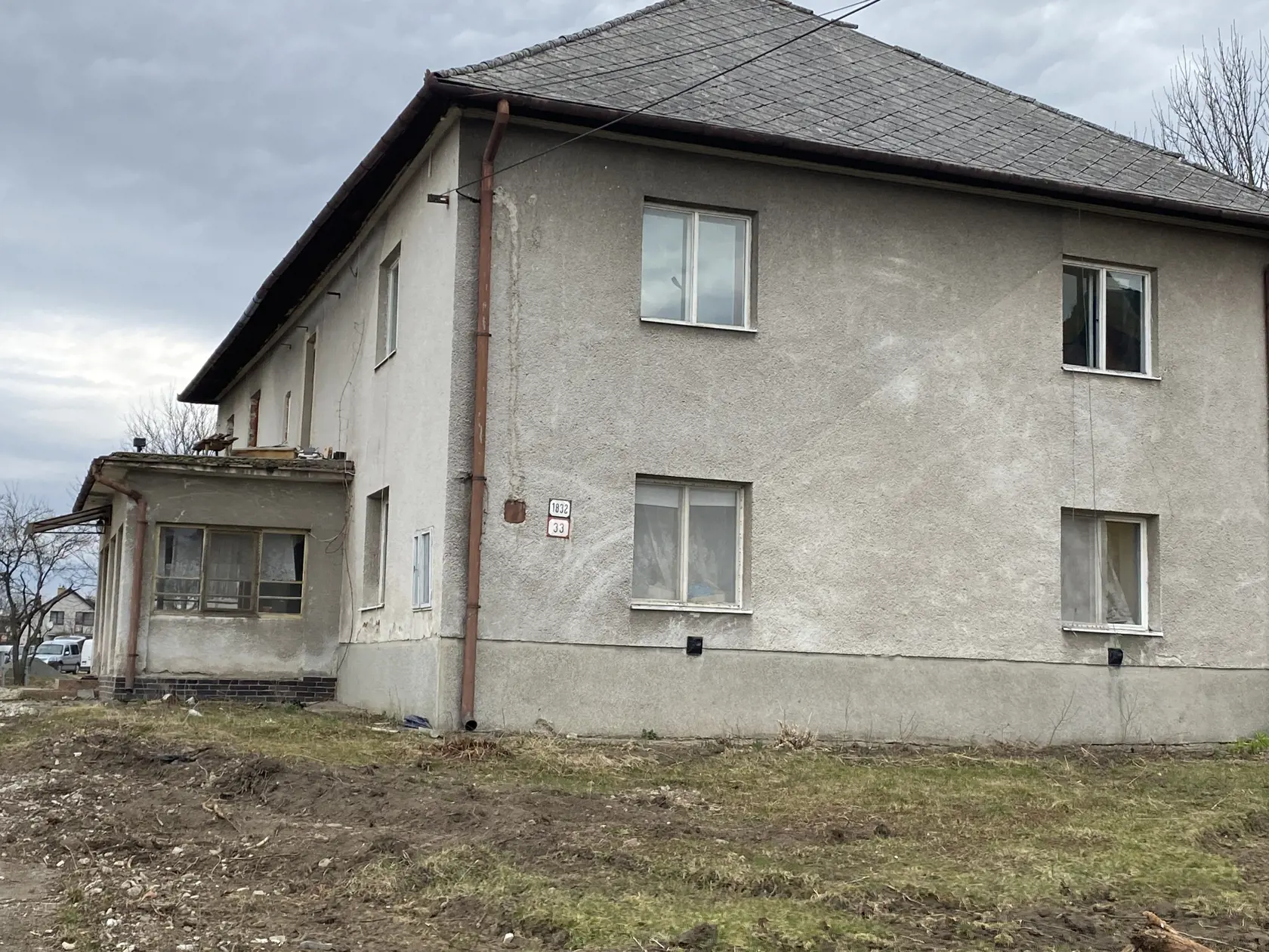 Malý kaštieľ v Ľuboticiach pri Prešove postavili v 17.storočí, v časoch socializmu ho prestavali na rodinný dom.