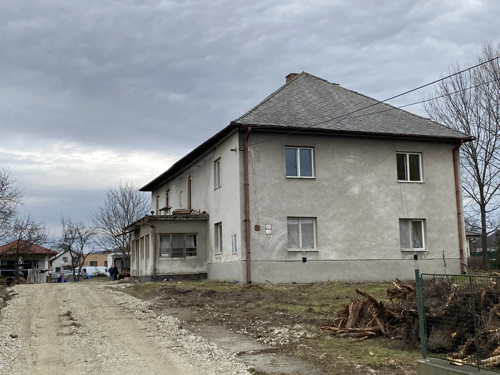 Malý kaštieľ v Ľuboticiach pri Prešove postavili v 17.storočí, v časoch socializmu ho prestavali na rodinný dom.