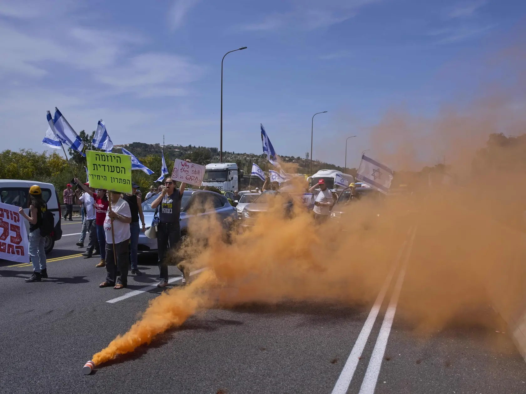 Izraelčania blokujú diaľnicu medzi Jeruzalemom a Tel Avivom počas protestu proti vláde izraelského premiéra Benjamina Netanjahua za rozhodnutie obnoviť boje v Pásme Gazy a vyzývajúceho na návrat izraelských rukojemníkov zadržiavaných Hamasom v Pásme Gazy domov v Jeruzaleme 26. marca 2025.