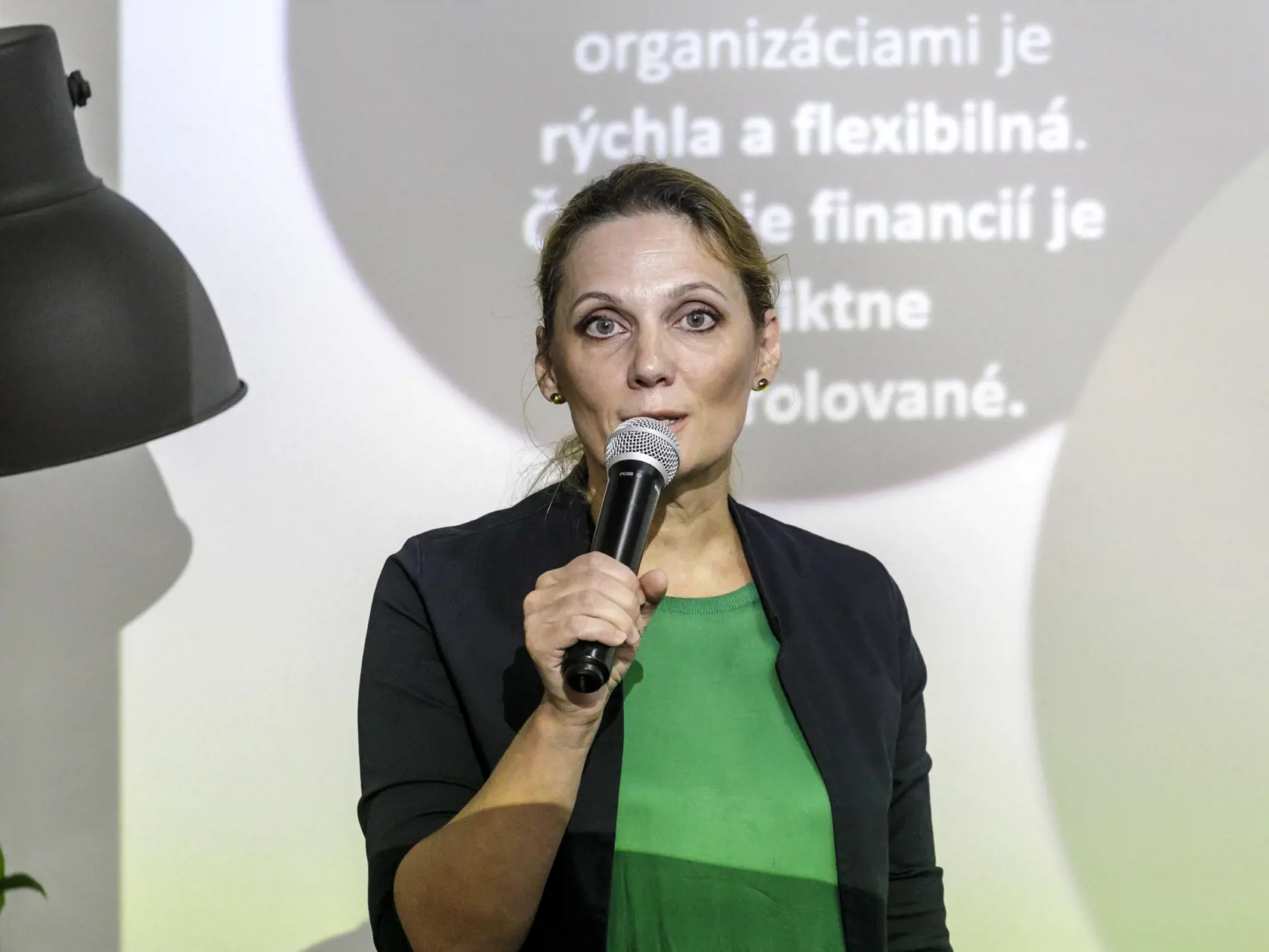 Na snímke predsedníčka Asociácie firemných nadácií a nadačných fondov (ASFIN) Tatiana Švrčková počas tlačovej konferencie Iniciatívy 2 % a Komory mimovládnych neziskových organizácií na tému "Neberte nám dve percentá" v Bratislave 20. augusta 2024. FOTO TASR - Dano Veselský