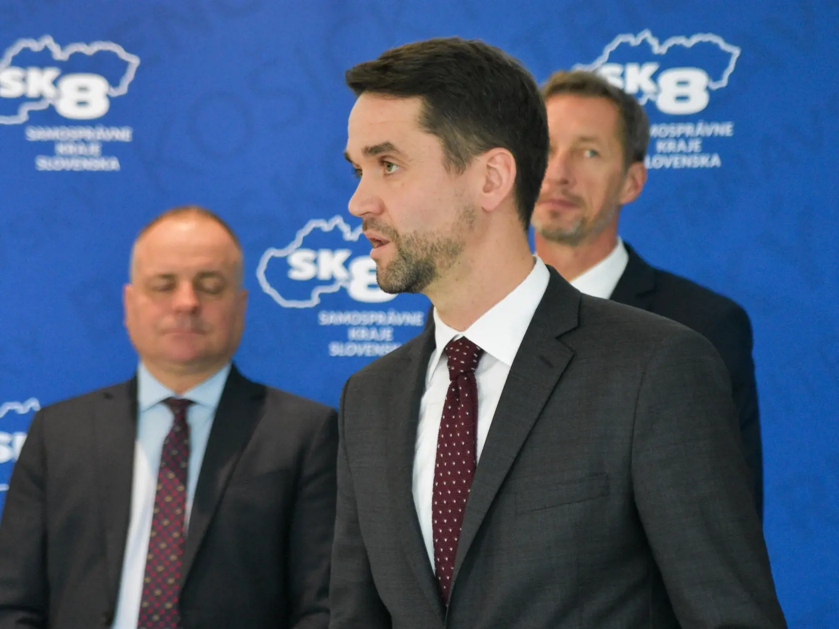 Samosprávne kraje žiadajú od vlády predvídateľné financovanie na úrovni dvoch percent HDP. Uviedli to predsedovia krajov po zasadnutí Združenia Samosprávne kraje Slovenska (SK8) v Revúcej vo štvrtok 5. decembra 2024. Na snímke sprava predseda Banskobystrického samosprávneho kraja Ondrej Lunter, predseda Prešovského samosprávneho kraja (PSK) Milan Majerský a predseda Bratislavského samosprávneho kraja (BSK) Juraj Droba po rokovaní SK8 v Revúcej 5. decembra 2024.