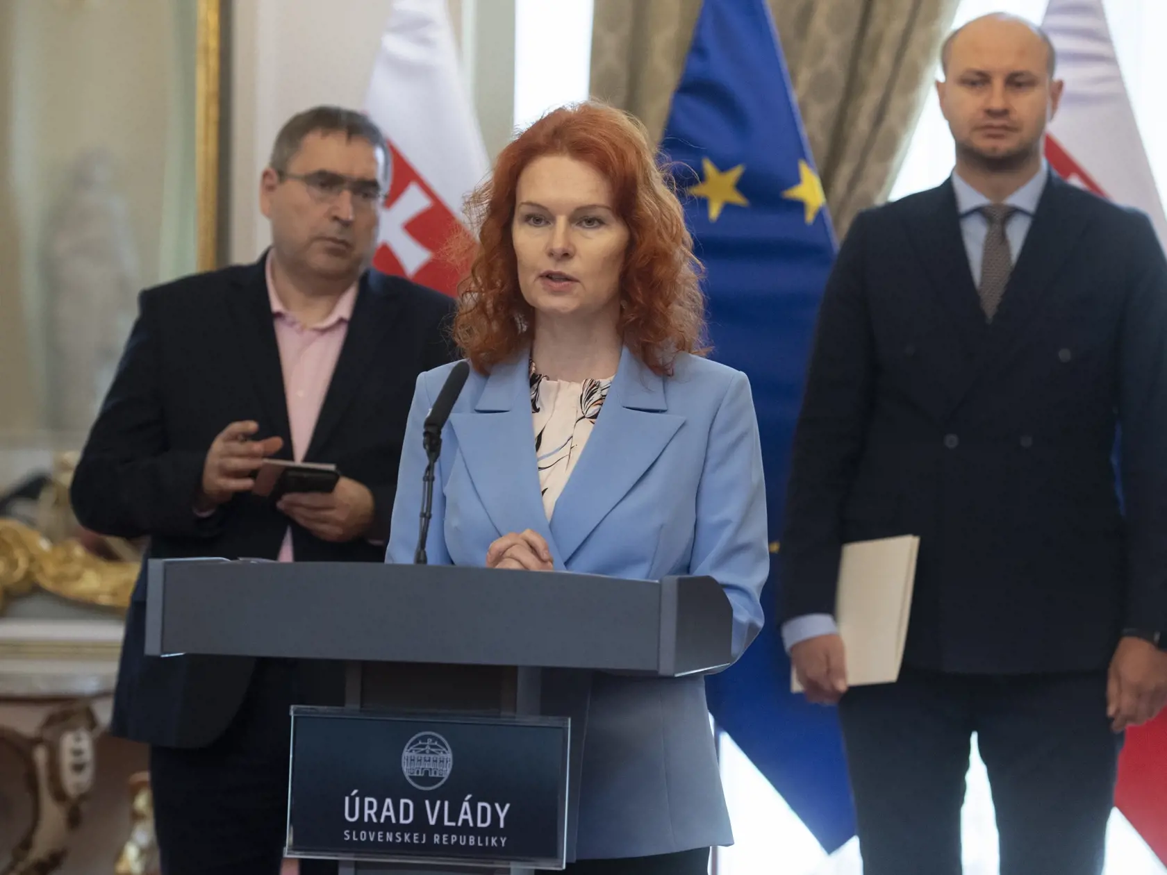 25. septembra 2023: V popredí podpredsedníčka vlády SR Lívia Vašáková, vpravo minister investícií, regionálneho rozvoja a informatizácie SR Peter Balík a minister školstva, vedy, výskumu a športu SR Martin Bútora počas tlačovej konferencie v Bratislave. 