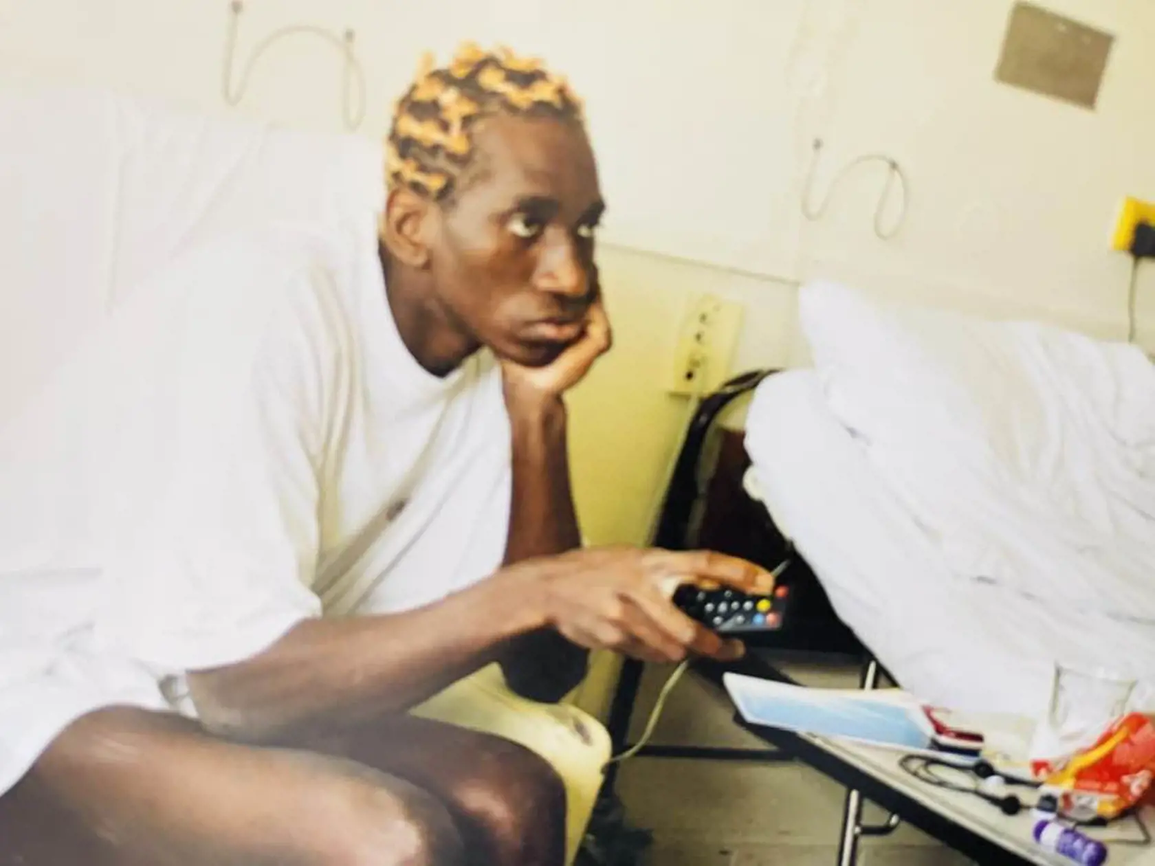 Rok 2002: Ibi Maiga sa po nehode na skútri pol roka nevedel postaviť na nohy.