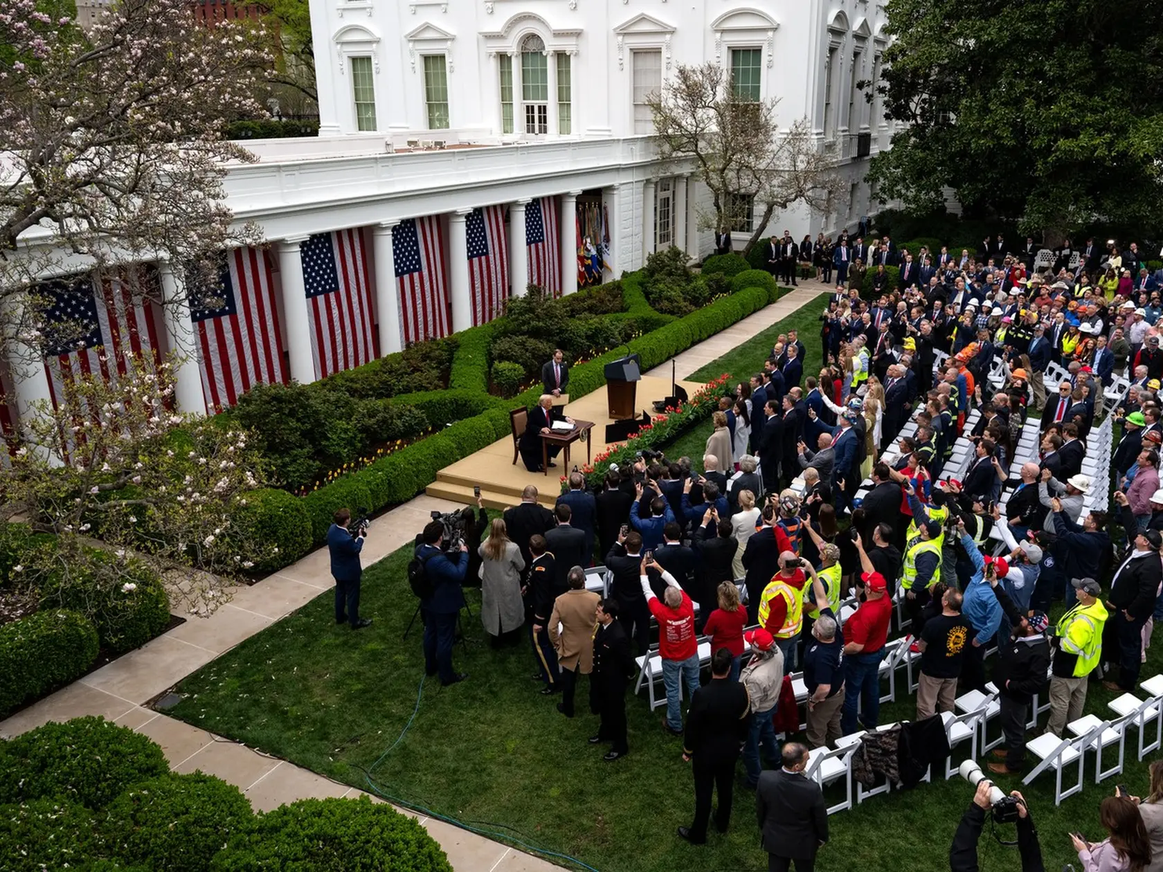 Donald Trump v Ružovej záhrade Bieleho domu podpisuje recipročné clá.