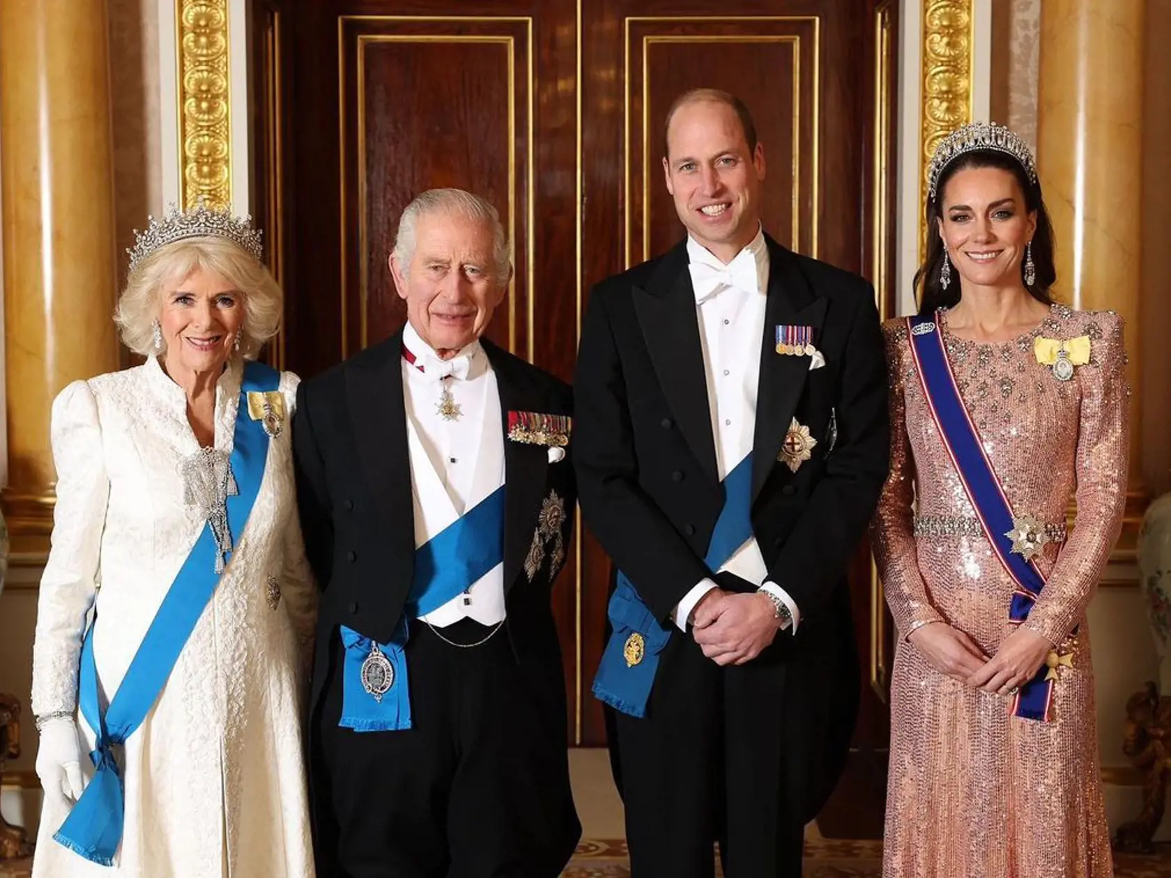 Kráľ Karol III. s manželkou, kráľovnou Camillou, starším synom princom Williamom a jeho manželkou, princeznou Kate