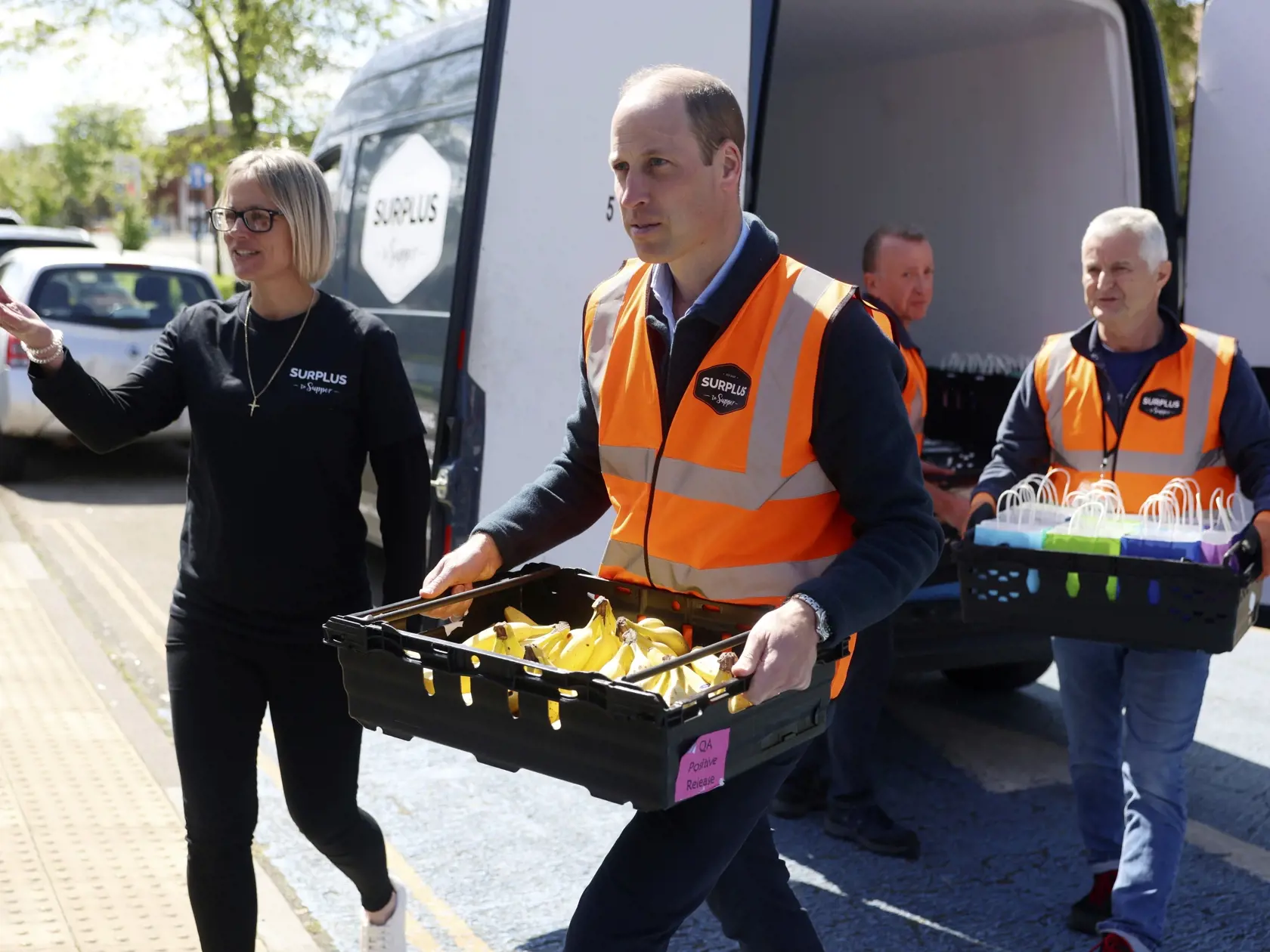 KK25 Londýn - Britský princ William nesie kartón s banánmi počas návštevy centra pre mladých Hanworth Centre Hub v Londýne 18. apríla 2024. Britský princ William sa vo štvrtok účasťou na charitatívnych podujatiach vrátik k svojím oficiálnym povinnostiam, ktoré prerušil minulý mesiac, keď jeho manželke Catherine diagnostikovali rakovinu. FOTO TASR/AP
Britain's Prince William, center, carries a crate of bananas as he visits the Hanworth Centre Hub, a youth centre in Feltham, London, Thursday, Apri
