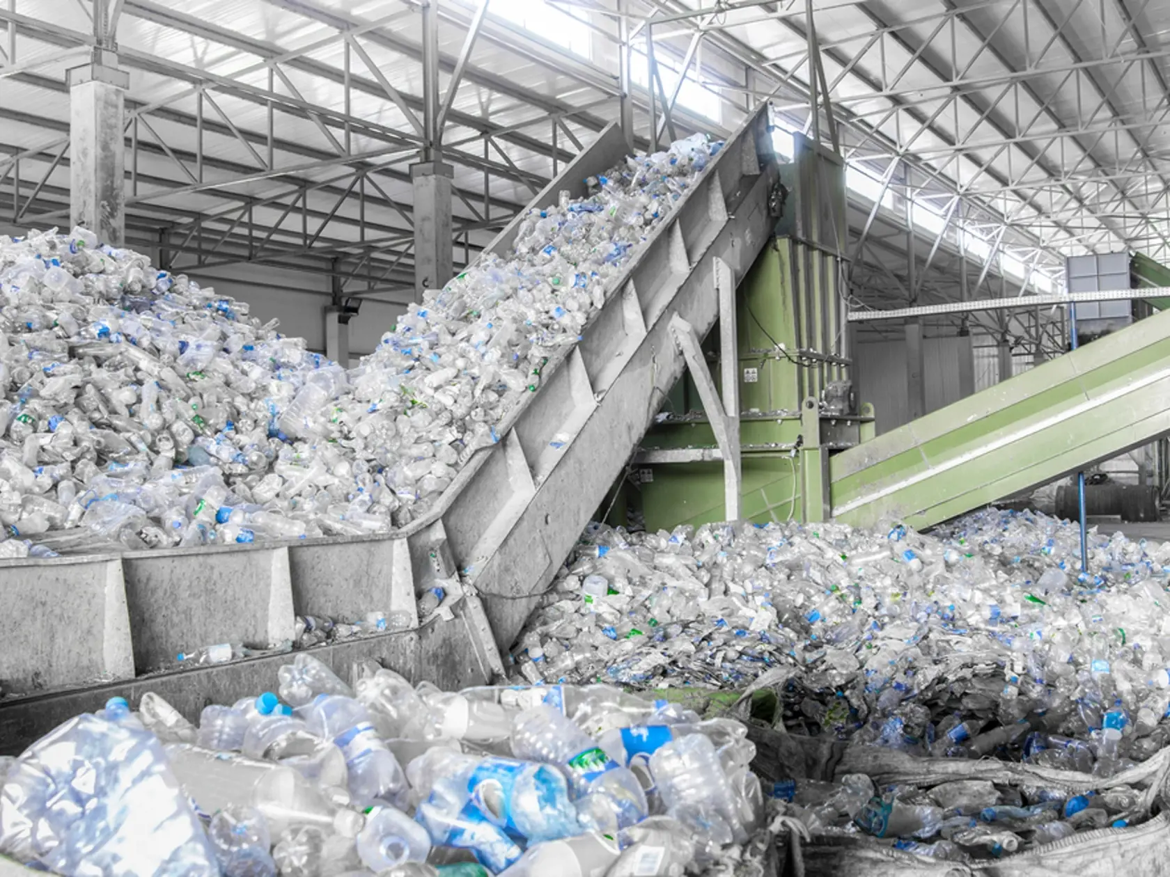 Closeup,Escalator,With,A,Pile,Of,Plastic,Bottles,At,The