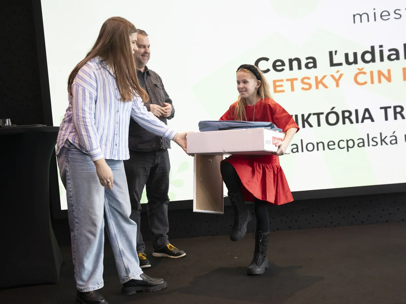 Prvé miesto Ceny Ľudia ľuďom udelili Viktórii Trubanovej, ktorá bola ocenená aj v kategórii Pomoc rovesníkom.