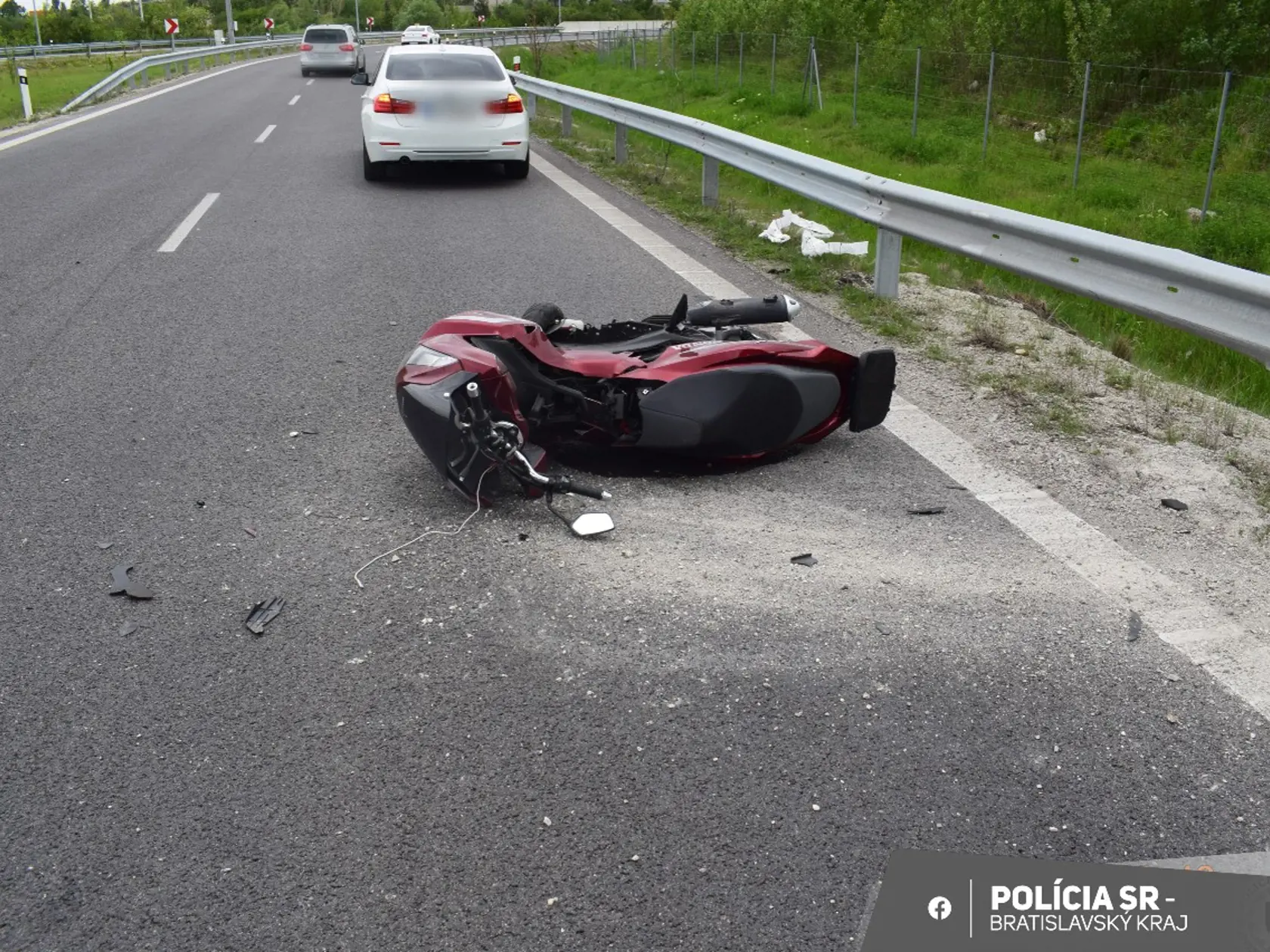 Motorkár náhle prešiel za krajnicu a narazil do zvodidiel.