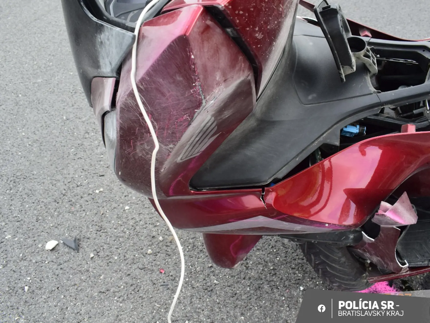 Náraz do zvodidiel ho vyhodil z motorky.