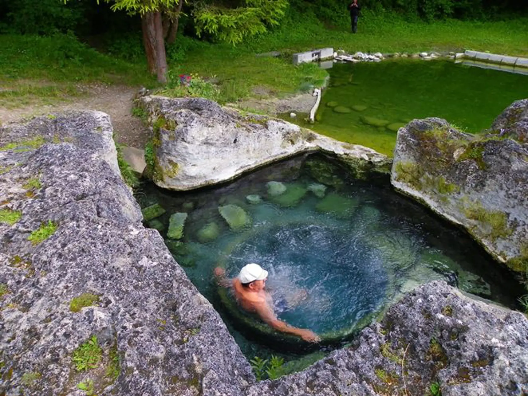 V závere obce Liptovská Kokava je upravená prírodná termálna vyvieračka, ktorú pre svoj tvar domáci pomenovali kaďa. Teplota výdatného prameňa je 20°C.
