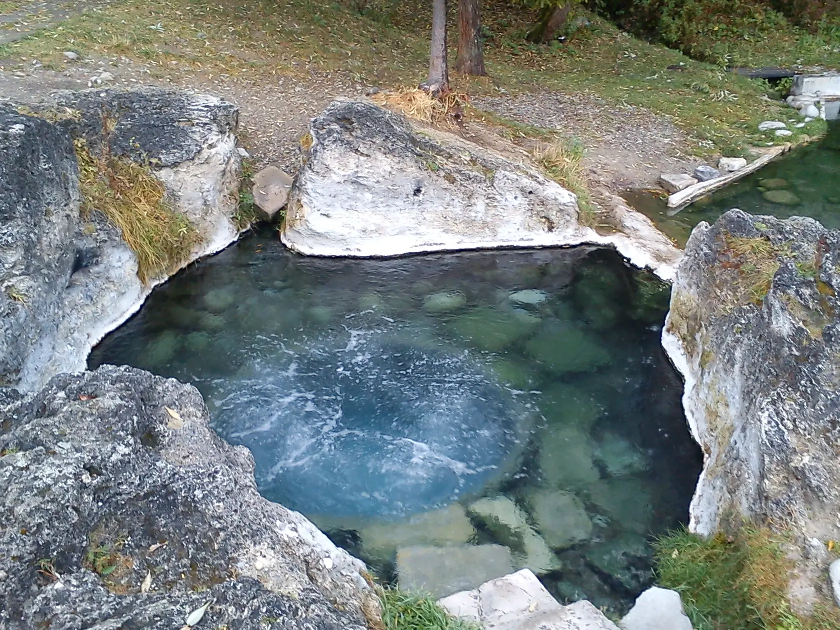 V závere obce je upravená prírodná termálna vyvieračka, ktorú pre svoj tvar domáci pomenovali kaďa. Teplota výdatného prameňa je 20°C.