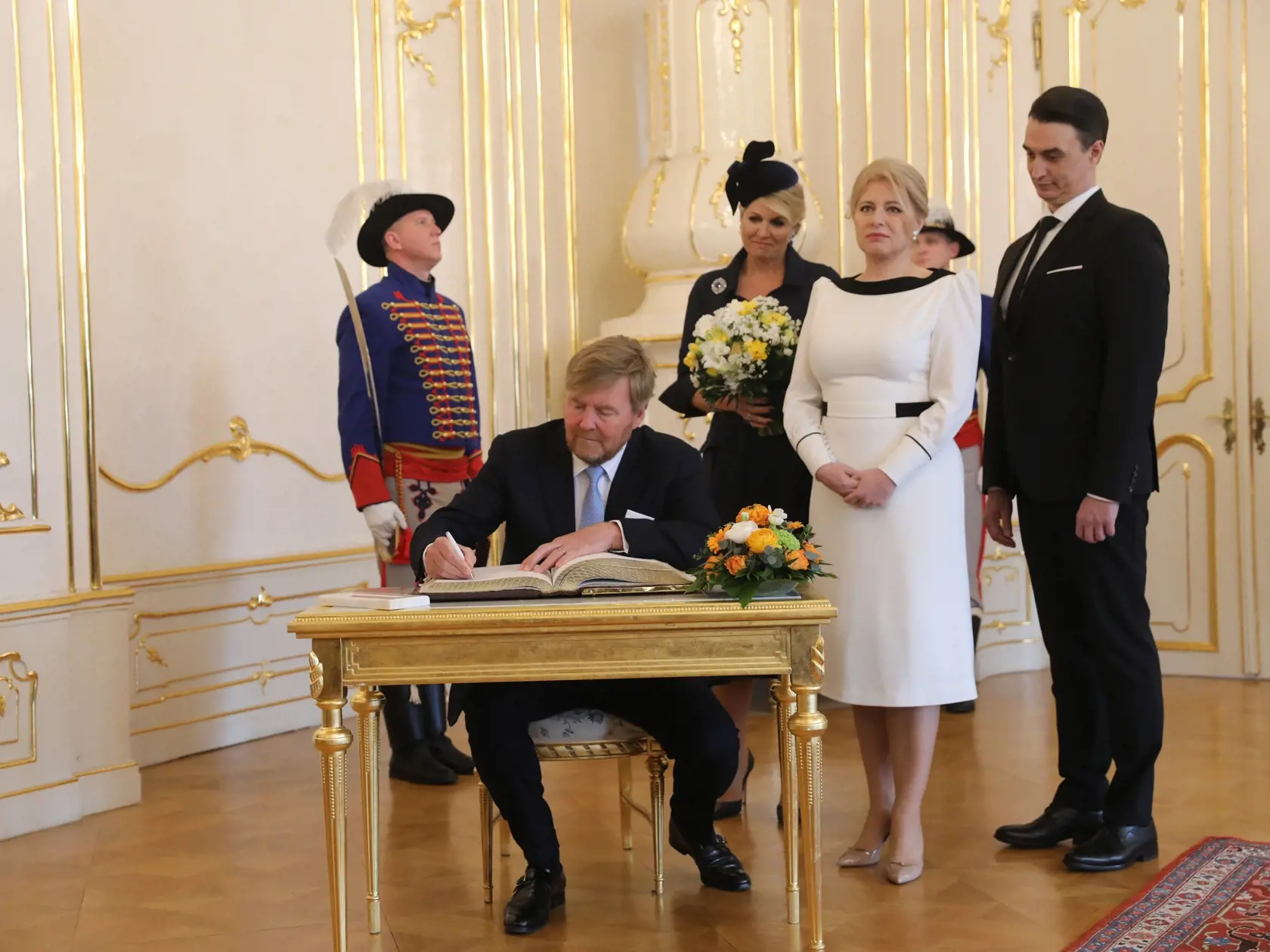 V stredu (8. 3.) čaká kráľovský pár ďalší program v Bratislave. Absolvujú diskusiu o rovnoprávnosti dievčat a žien, spoločne s prezidentkou otvoria slovensko-holandské podnikateľské fórum a zúčastnia sa na prezentácii slovenského zálohovacieho systému PET fliaš a plechoviek.