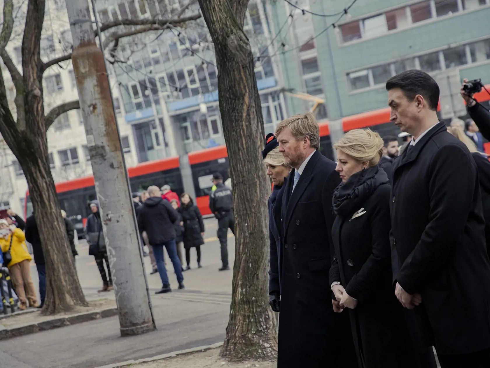Holandský kráľovský pár, Jeho Veličenstvo kráľ Viliam-Alexander a Jej Veličenstvo kráľovná Maxima si spoločne s prezidentkou Zuzanou Čaputovou a jej partnerom Jurajom Rizmanom uctili pamiatku Jána Kuciaka a Martiny Kušnírovej pri pamätníku na Námestí SNP.
