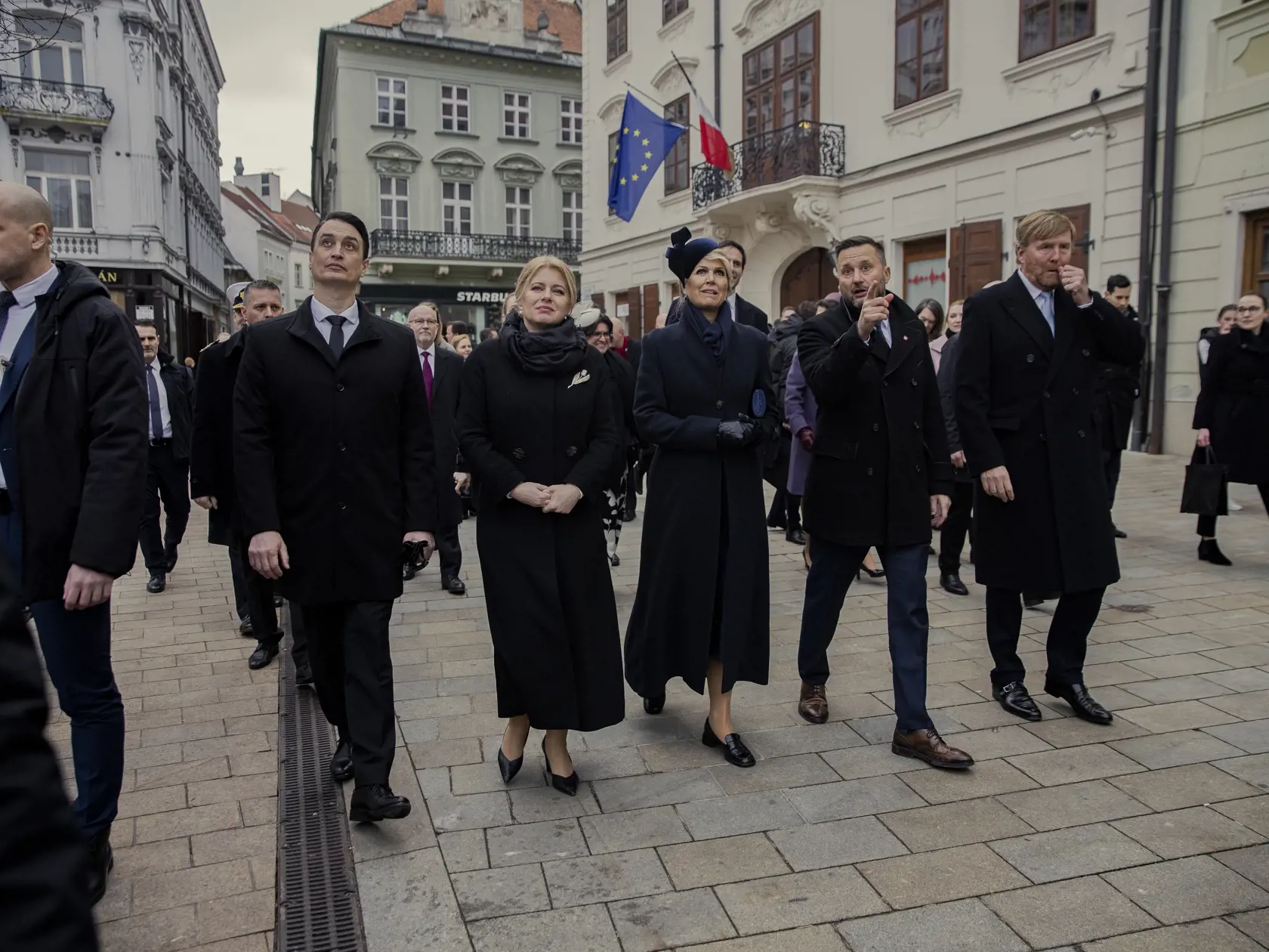 Holandský kráľovský pár, Jeho Veličenstvo kráľ Viliam-Alexander a Jej Veličenstvo kráľovná Maxima absolvovali spoločne s prezidentkou Zuzanou Čaputovou a jej partnerom Jurajom Rizmanom prechádzku historickým centrom Bratislavy v sprievode primátora mesta Matúša Valla.