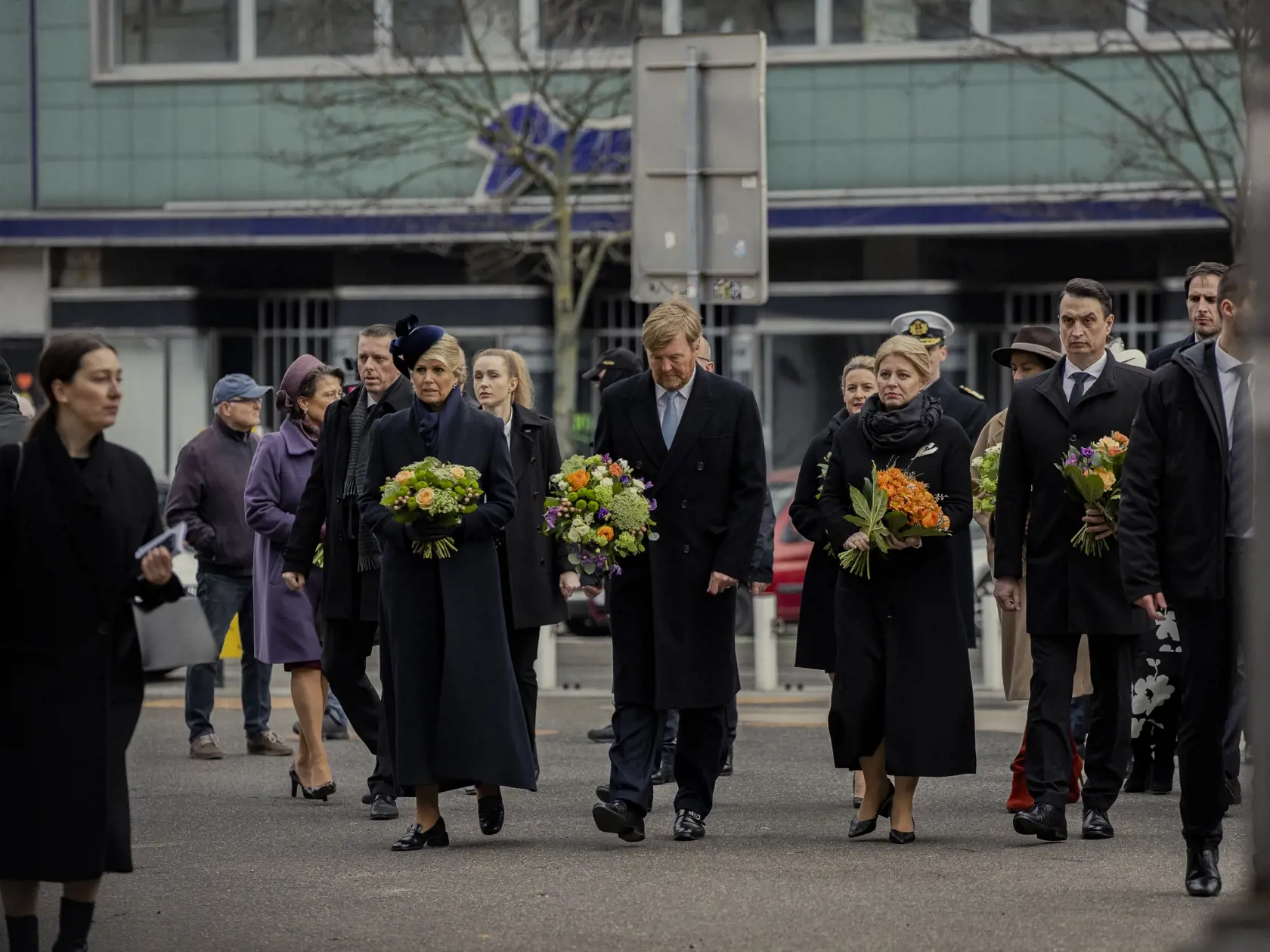 Holandský kráľovský pár, Jeho Veličenstvo kráľ Viliam-Alexander a Jej Veličenstvo kráľovná Maxima si spoločne s prezidentkou Zuzanou Čaputovou a jej partnerom Jurajom Rizmanom uctili pamiatku Jána Kuciaka a Martiny Kušnírovej pri pamätníku na Námestí SNP.