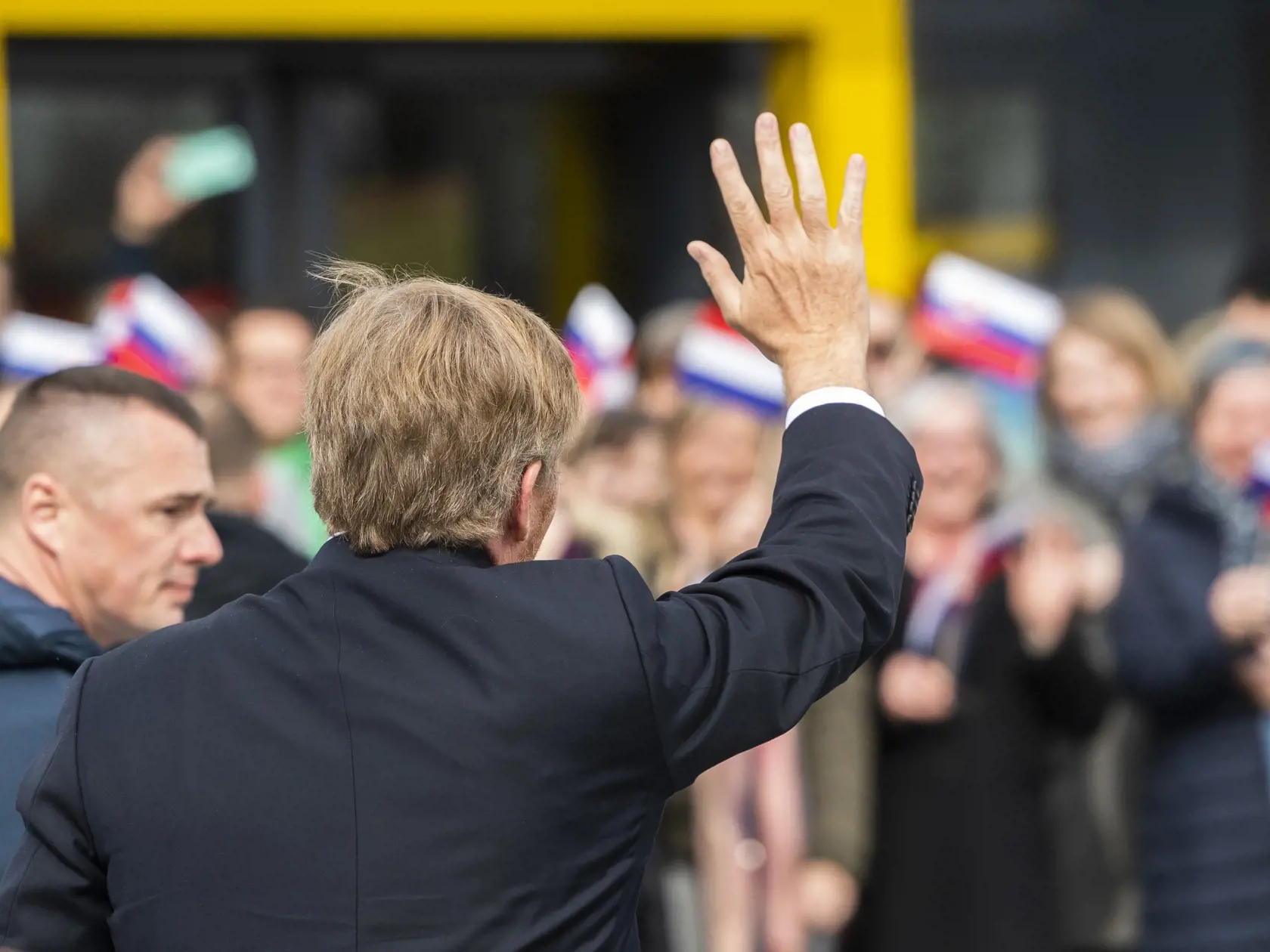 Na snímke holandský kráľ Viliam-Alexander kýva ľuďom počas prezentácie zálohovacieho systému PET fliaš a plechoviek v Bratislave 8. marca 2023. FOTO TASR - Jaroslav Novák