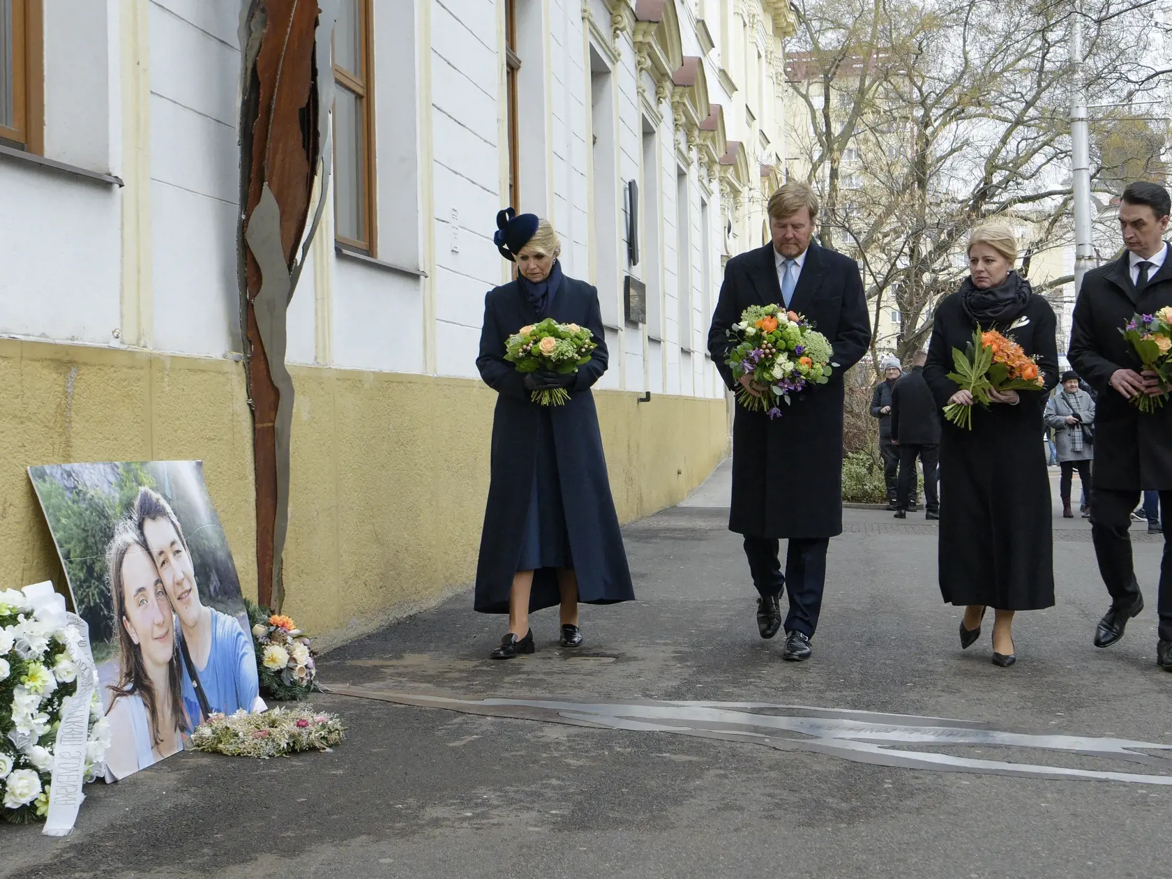 Prezidentka SR Zuzana Čaputová privítala na Slovensku holandského kráľa Viliama Alexandra s kráľovnou Maximou v utorok 7. marca 2023. Ich oficiálna návšteva Slovenska potrvá do štvrtka 9. marca. Okrem Bratislavy navštívi kráľovský pár aj Poprad, Liptovský Mikuláš a Tatranský národný park. Na snímke zľava holandská kráľovná Maxima, holandský kráľ Viliam Alexander, prezidentka SR Zuzana Čaputová a jej partner Juraj Rizman počas pietneho aktu pri pamätníku Jána Kuciaka a Martiny Kušnírovej na Námes