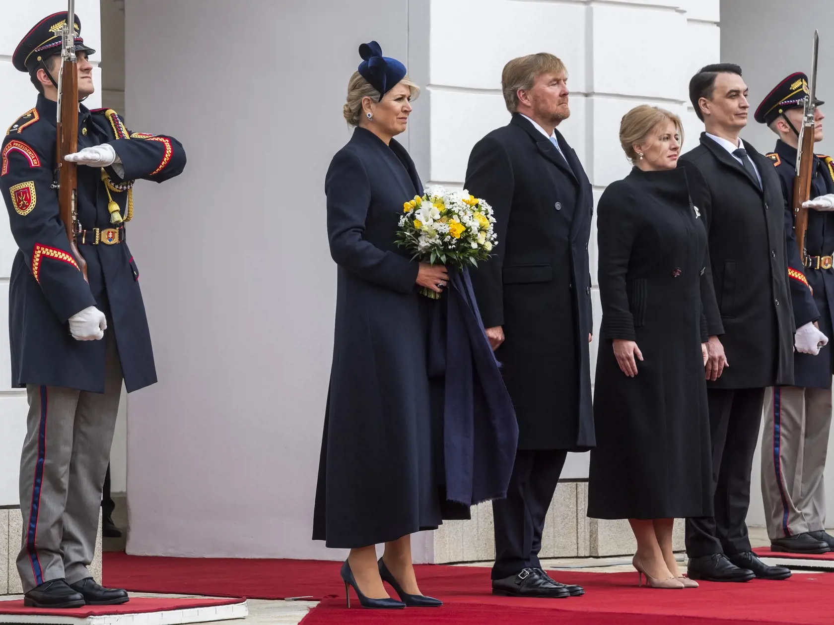 Prezidentka SR Zuzana Čaputová privítala na Slovensku holandského kráľa Viliama Alexandra s kráľovnou Maximou v utorok 7. marca 2023. Ich oficiálna návšteva Slovenska potrvá do štvrtka 9. marca. Okrem Bratislavy navštívi kráľovský pár aj Poprad, Liptovský Mikuláš a Tatranský národný park. Je to po takmer 13 rokoch prvá kráľovská návšteva na Slovensku. Na snímke v popredí zľava holandská kráľovná Maxima, holandský kráľ Viliam Alexander, prezidentka SR Zuzana Čaputová a jej partner Juraj Rizman pó