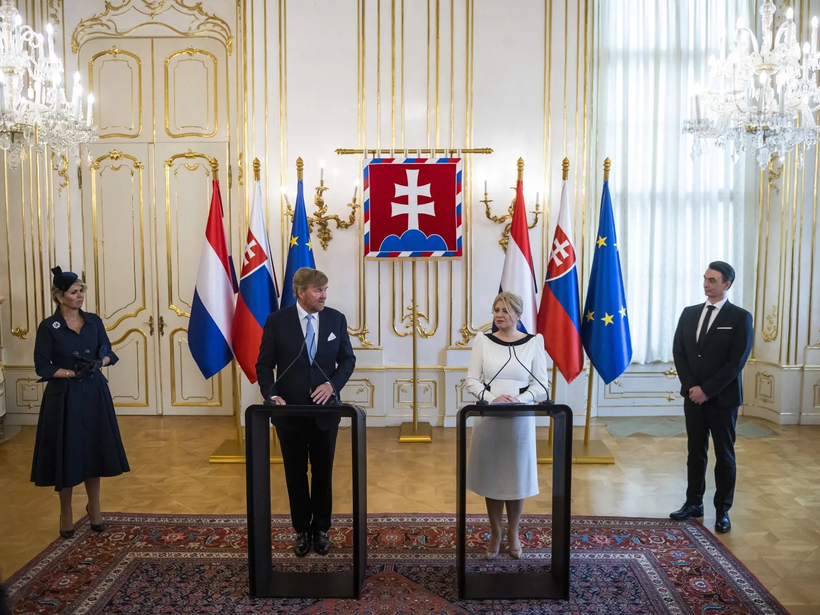 Prezidentka SR Zuzana Čaputová privítala na Slovensku holandského kráľa Viliama Alexandra s kráľovnou Maximou v utorok 7. marca 2023. Ich oficiálna návšteva Slovenska potrvá do štvrtka 9. marca. Okrem Bratislavy navštívi kráľovský pár aj Poprad, Liptovský Mikuláš a Tatranský národný park. Je to po takmer 13 rokoch prvá kráľovská návšteva na Slovensku. Na snímke holandský kráľ Viliam Alexander (druhý zľava) a prezidentka SR Zuzana Čaputová (druhá sprava) počas spoločnej tlačovej konferencie v Pre
