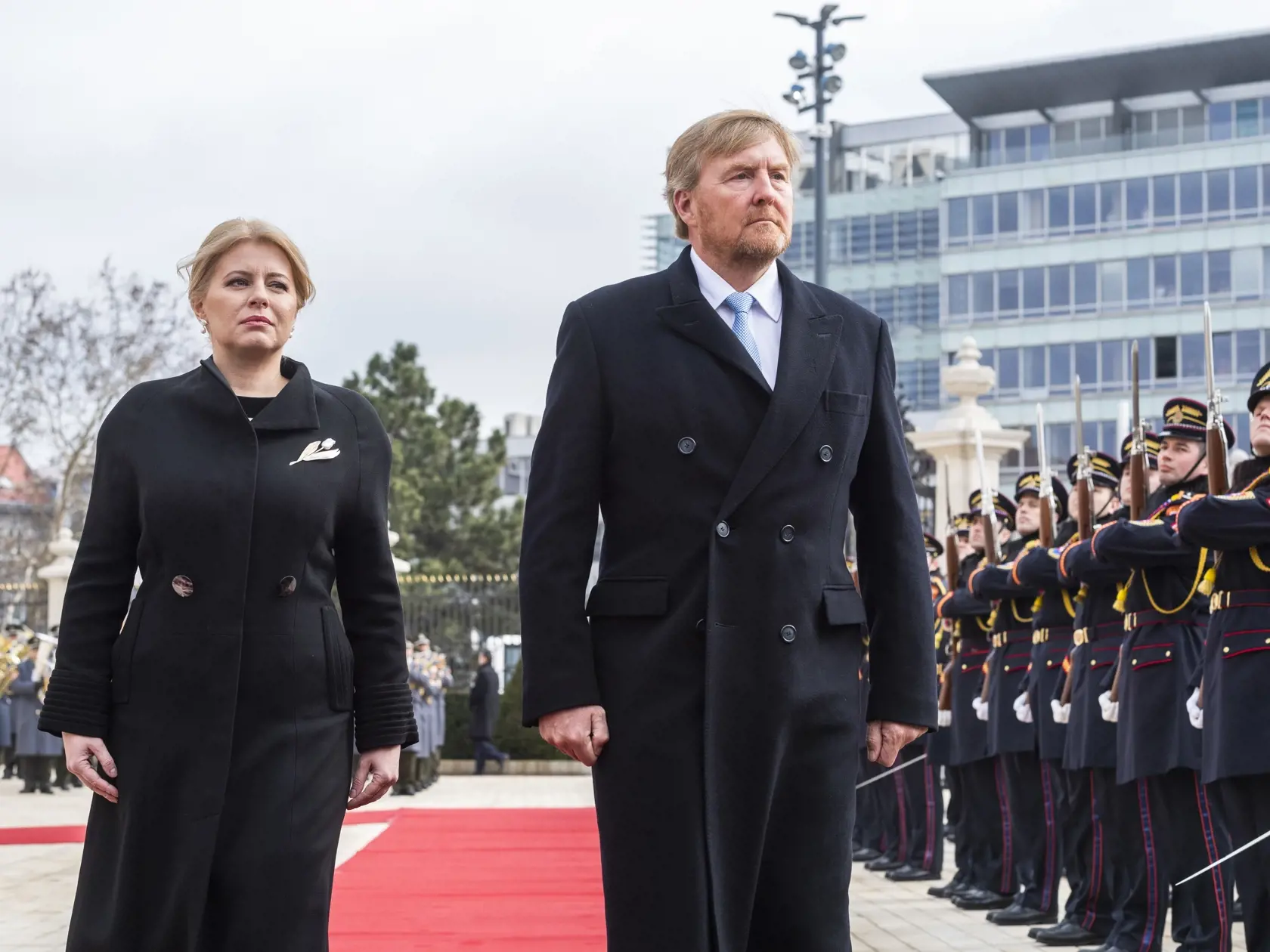 Prezidentka SR Zuzana Čaputová privítala na Slovensku holandského kráľa Viliama Alexandra s kráľovnou Maximou v utorok 7. marca 2023. Ich oficiálna návšteva Slovenska potrvá do štvrtka 9. marca. Okrem Bratislavy navštívi kráľovský pár aj Poprad, Liptovský Mikuláš a Tatranský národný park. Je to po takmer 13 rokoch prvá kráľovská návšteva na Slovensku. Na snímke holandský kráľ Viliam Alexander (druhý zľava) a prezidentka SR Zuzana Čaputová (vľavo) počas prehliadky čestnej stráže na nádvorí Prezid