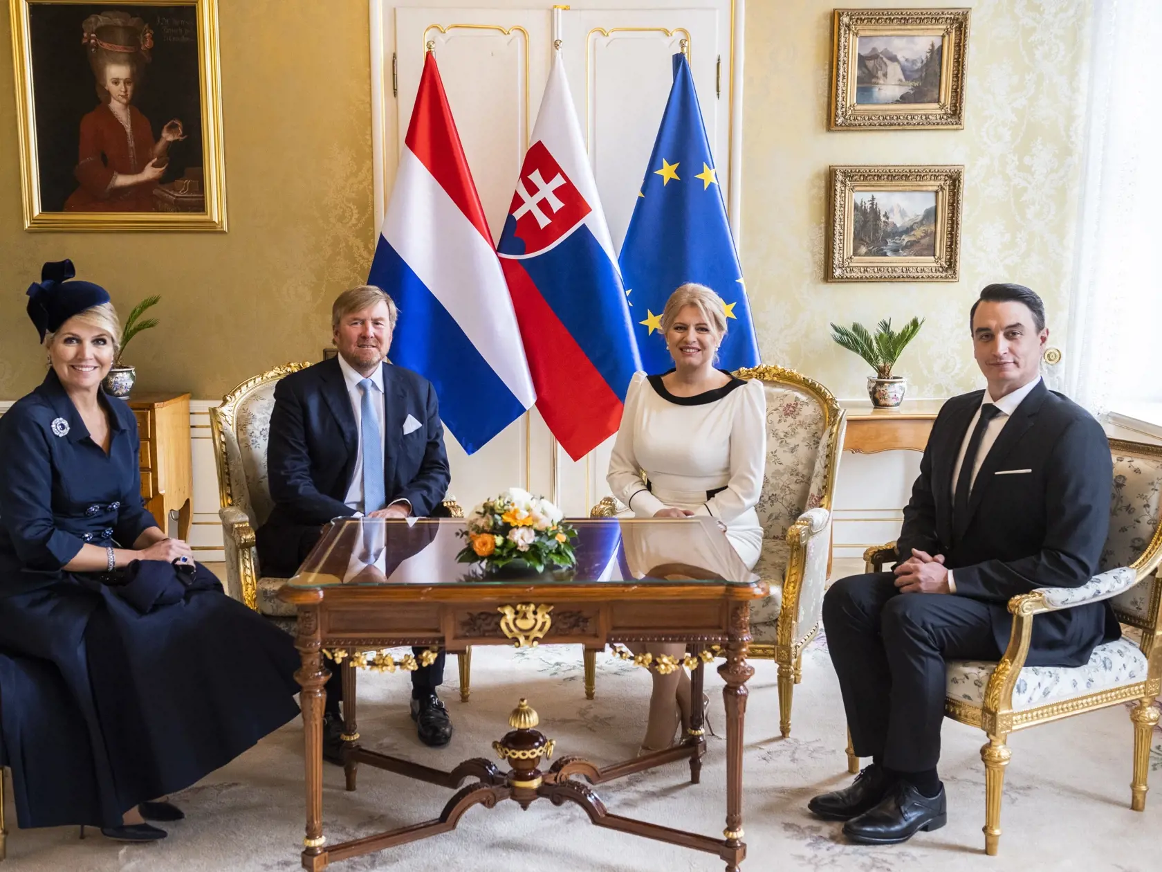 Prezidentka SR Zuzana Čaputová privítala na Slovensku holandského kráľa Viliama Alexandra s kráľovnou Maximou v utorok 7. marca 2023. Ich oficiálna návšteva Slovenska potrvá do štvrtka 9. marca. Okrem Bratislavy navštívi kráľovský pár aj Poprad, Liptovský Mikuláš a Tatranský národný park. Je to po takmer 13 rokoch prvá kráľovská návšteva na Slovensku. Na snímke zľava holandská kráľovná Maxima, holandský kráľ Viliam Alexander, prezidentka SR Zuzana Čaputová a jej partner Juraj Rizman pózujú v Pre