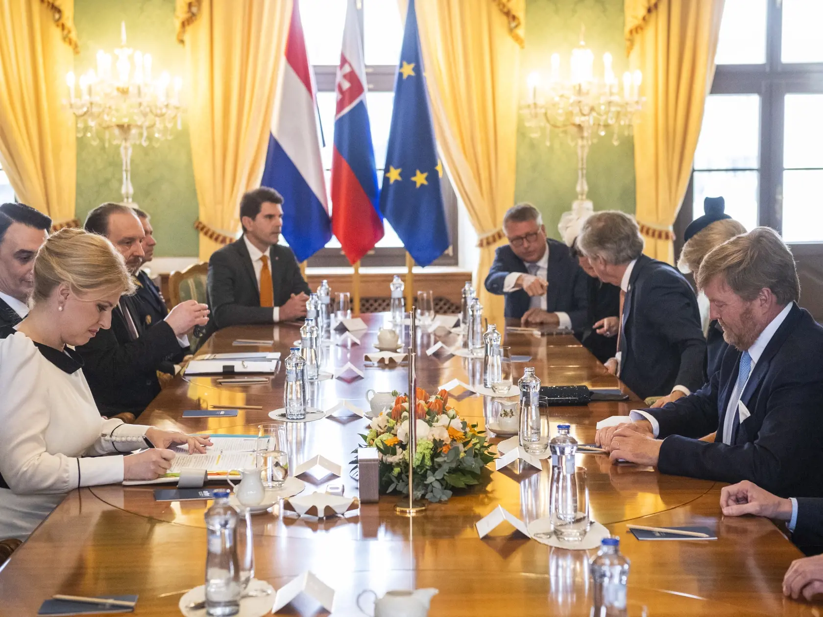 Prezidentka SR Zuzana Čaputová privítala na Slovensku holandského kráľa Viliama Alexandra s kráľovnou Maximou v utorok 7. marca 2023. Ich oficiálna návšteva Slovenska potrvá do štvrtka 9. marca. Okrem Bratislavy navštívi kráľovský pár aj Poprad, Liptovský Mikuláš a Tatranský národný park. Je to po takmer 13 rokoch prvá kráľovská návšteva na Slovensku. Na snímke holandský kráľ Viliam Alexander (vpravo),  holandská kráľovná Maxima (druhá sprava), prezidentka SR Zuzana Čaputová (vľavo) a jej partne