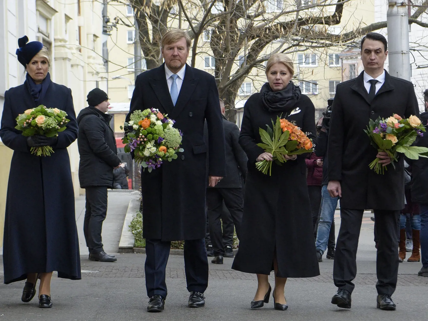 Prezidentka SR Zuzana Čaputová privítala na Slovensku holandského kráľa Viliama Alexandra s kráľovnou Maximou v utorok 7. marca 2023. Ich oficiálna návšteva Slovenska potrvá do štvrtka 9. marca. Okrem Bratislavy navštívi kráľovský pár aj Poprad, Liptovský Mikuláš a Tatranský národný park. Na snímke zľava holandská kráľovná Maxima, holandský kráľ Viliam Alexander, prezidentka SR Zuzana Čaputová a jej partner Juraj Rizman počas pietneho aktu pri pamätníku Jána Kuciaka a Martiny Kušnírovej na Námes
