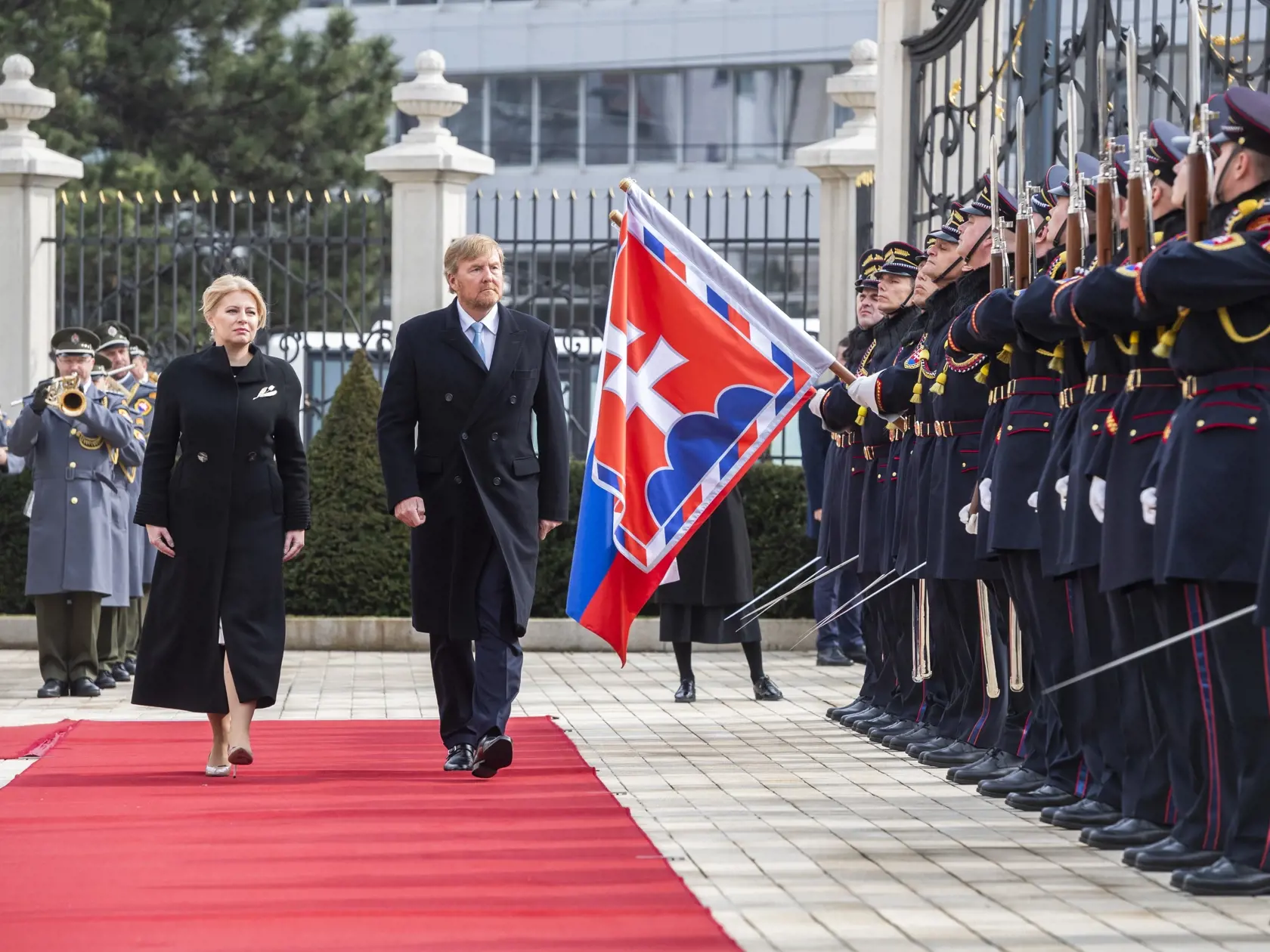 Prezidentka SR Zuzana Čaputová privítala na Slovensku holandského kráľa Viliama Alexandra s kráľovnou Maximou v utorok 7. marca 2023. Ich oficiálna návšteva Slovenska potrvá do štvrtka 9. marca. Okrem Bratislavy navštívi kráľovský pár aj Poprad, Liptovský Mikuláš a Tatranský národný park. Je to po takmer 13 rokoch prvá kráľovská návšteva na Slovensku. Na snímke holandský kráľ Viliam Alexander (druhý zľava) a prezidentka SR Zuzana Čaputová (vľavo) počas prehliadky čestnej stráže na nádvorí Prezid
