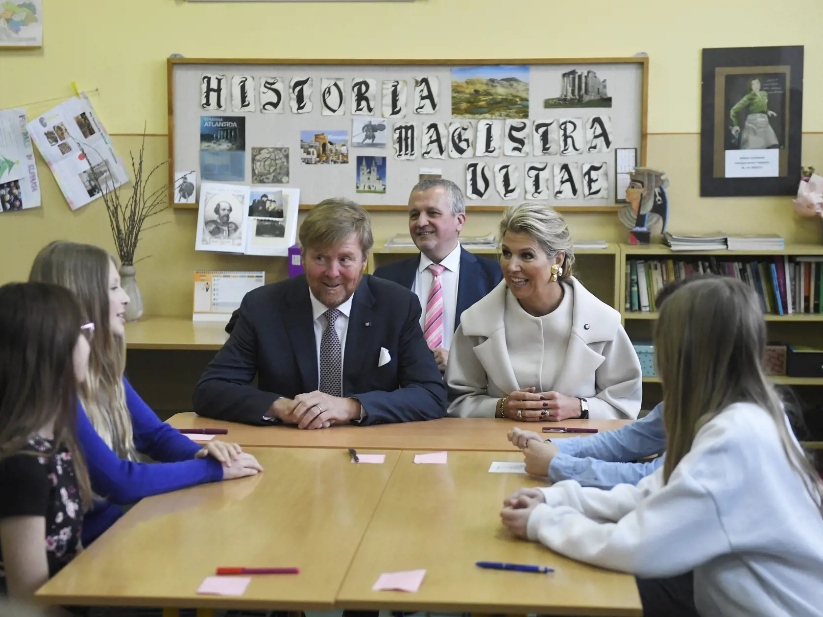 Holandský kráľovský pár zakončil trojdňovú návštevu Slovenska programom v Poprade, Liptovskom Mikuláši a Tatranskom národnom parku vo štvrtok 9. marca 2023. Na Slovensko pricestoval  v utorok na pozvanie prezidentky SR Zuzany Čaputovej. Hlavnými témami návštevy boli otázky právneho štátu a ochrany klímy vrátane prechodu na obehové hospodárstvo, ako aj podpora inklúzie a rozmanitosti v spoločnosti. Išlo o prvú kráľovskú návštevu na Slovensku takmer po 13 rokoch. Na snímke uprostred vpravo holands