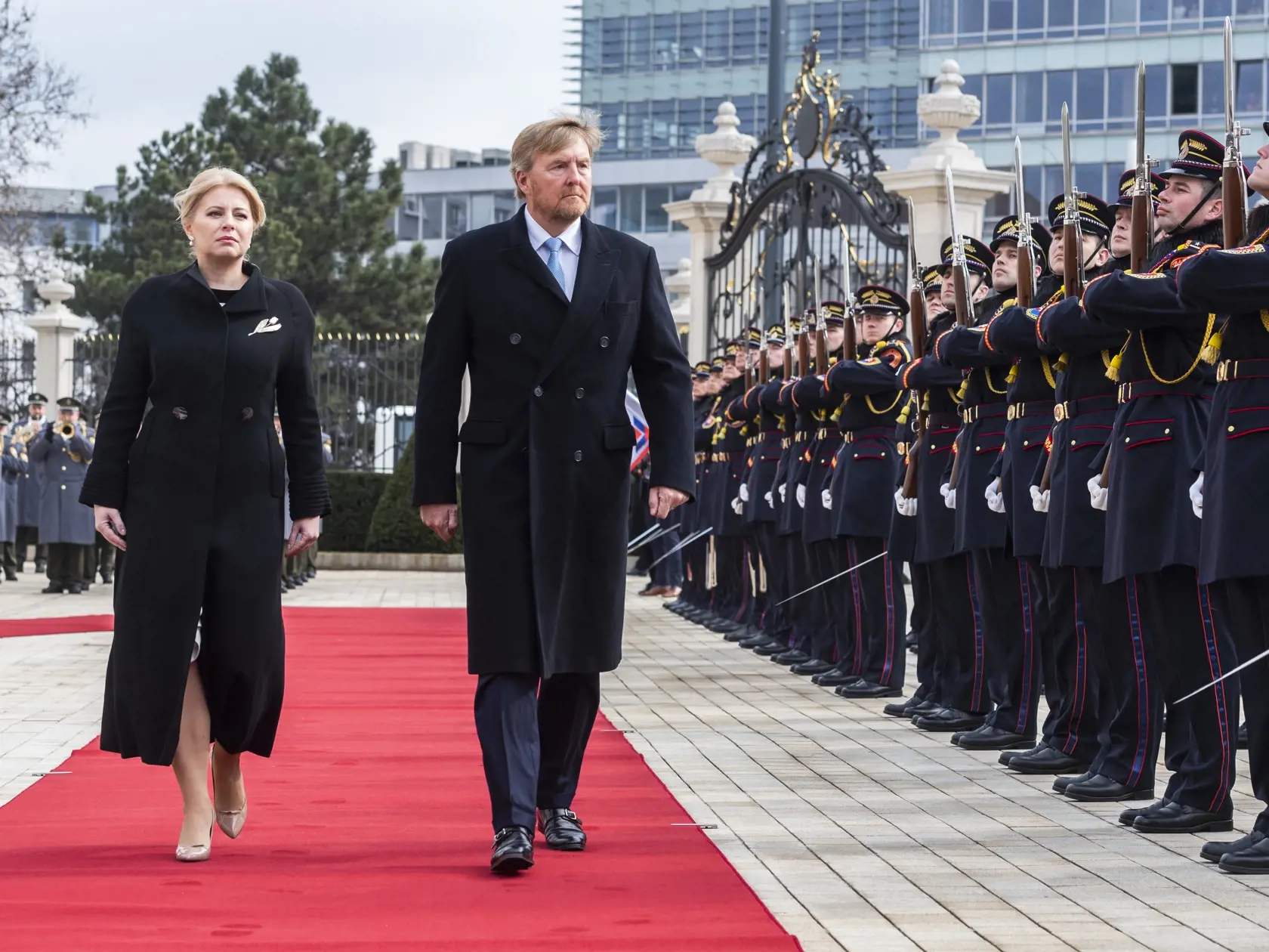 Prezidentka SR Zuzana Čaputová privítala na Slovensku holandského kráľa Viliama Alexandra s kráľovnou Maximou v utorok 7. marca 2023. Ich oficiálna návšteva Slovenska potrvá do štvrtka 9. marca. Okrem Bratislavy navštívi kráľovský pár aj Poprad, Liptovský Mikuláš a Tatranský národný park. Je to po takmer 13 rokoch prvá kráľovská návšteva na Slovensku. Na snímke holandský kráľ Viliam Alexander (druhý zľava) a prezidentka SR Zuzana Čaputová (vľavo) počas prehliadky čestnej stráže na nádvorí Prezid