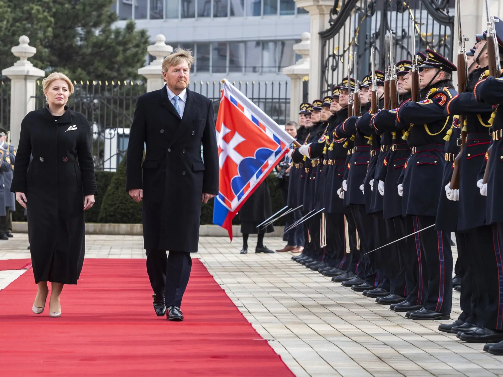 Prezidentka SR Zuzana Čaputová privítala na Slovensku holandského kráľa Viliama Alexandra s kráľovnou Maximou v utorok 7. marca 2023. Ich oficiálna návšteva Slovenska potrvá do štvrtka 9. marca. Okrem Bratislavy navštívi kráľovský pár aj Poprad, Liptovský Mikuláš a Tatranský národný park. Je to po takmer 13 rokoch prvá kráľovská návšteva na Slovensku. Na snímke holandský kráľ Viliam Alexander (druhý zľava) a prezidentka SR Zuzana Čaputová (vľavo) počas prehliadky čestnej stráže na nádvorí Prezid