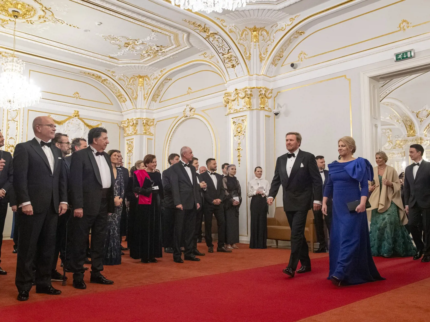 Prezidentka SR Zuzana Čaputová privítala na Slovensku holandského kráľa Viliama Alexandra s kráľovnou Maximou v utorok 7. marca 2023. Ich oficiálna návšteva Slovenska potrvá do štvrtka 9. marca. Okrem Bratislavy navštívi kráľovský pár aj Poprad, Liptovský Mikuláš a Tatranský národný park. Na snímke štvrtý vpravo holandský kráľ Viliam Alexander, tretia vpravo prezidentka SR Zuzana Čaputová, druhá vpravo holandská kráľovná Maxima a partner prezidentky SR Juraj Rizman prichádzajú na štátnu večeru 7