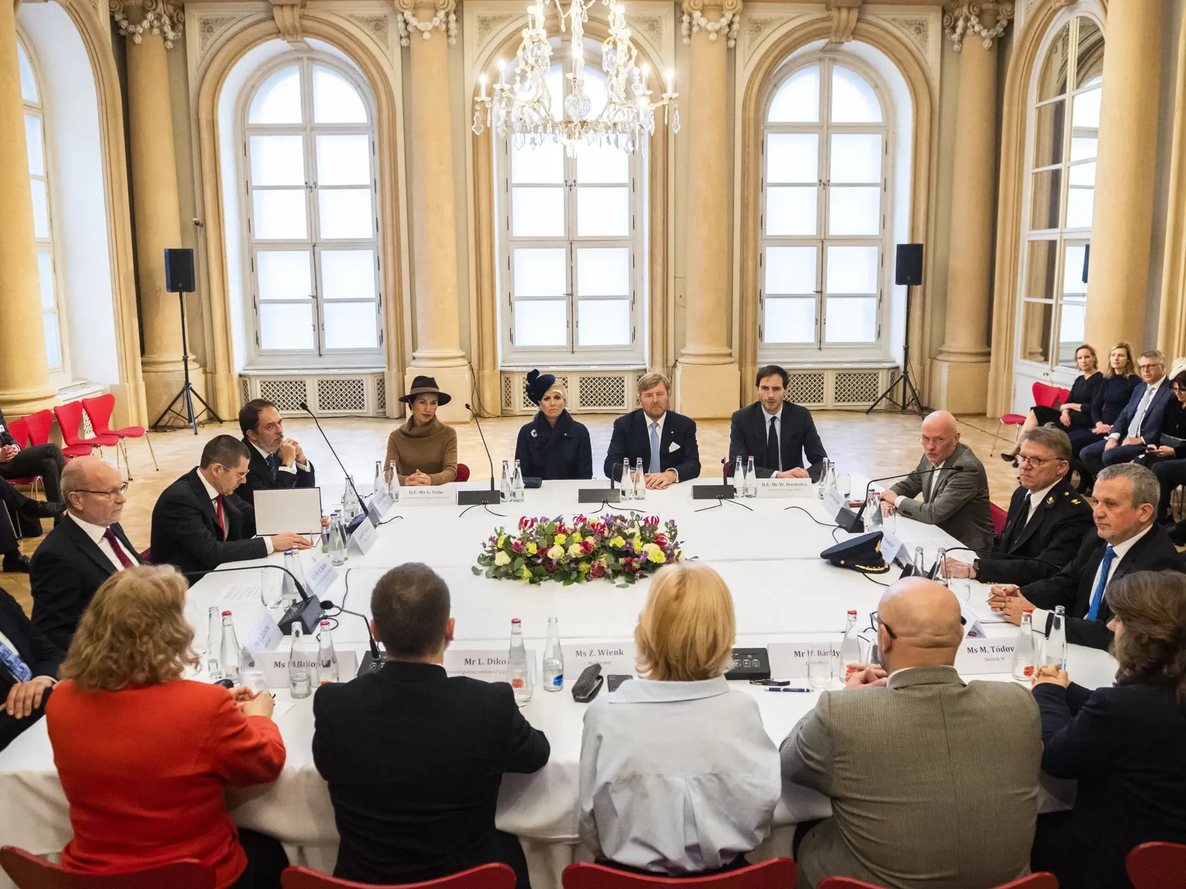 Prezidentka SR Zuzana Čaputová privítala na Slovensku holandského kráľa Viliama Alexandra s kráľovnou Maximou v utorok 7. marca 2023. Ich oficiálna návšteva Slovenska potrvá do štvrtka 9. marca. Okrem Bratislavy navštívi kráľovský pár aj Poprad, Liptovský Mikuláš a Tatranský národný park. Na snímke v pozadí uprostred vpravo holandský kráľ Viliam Alexander a v pozadí uprostred vľavo holandská kráľovná Maxima počas diskusie na tému sloboda médií so zástupcami novinárskej obce v Primaciálnom paláci