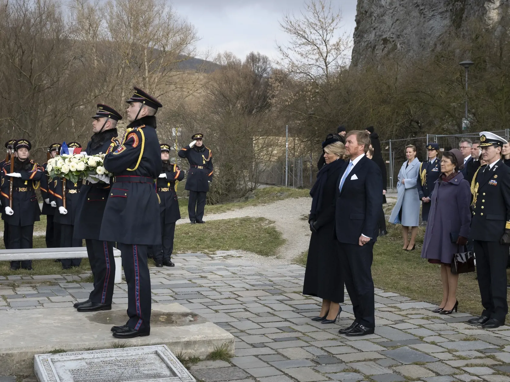 Prezidentka SR Zuzana Čaputová privítala na Slovensku holandského kráľa Viliama Alexandra s kráľovnou Maximou v utorok 7. marca 2023. Ich oficiálna návšteva Slovenska potrvá do štvrtka 9. marca. Okrem Bratislavy navštívi kráľovský pár aj Poprad, Liptovský Mikuláš a Tatranský národný park. Je to po takmer 13 rokoch prvá kráľovská návšteva na Slovensku. Na snímke holandský kráľ Viliam Alexander a holandská kráľovná Maxima počas pietneho aktu pri pamätníku Brána slobody na Devíne 7. marca 2023. FOT