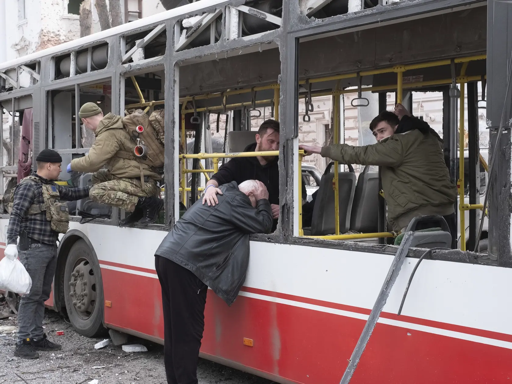 Na snímke muž plače pri autobuse, ktorý zasiahol ruský raketový útok v severoukrajinskom meste Sumy v nedeľu 13. apríla 2025. Pri útoku zahynulo 34 ľudí a viac než 170 ďalších utrpelo zranenia. Útok vyvolal ostrú kritiku zo strany medzinárodného spoločenstva.